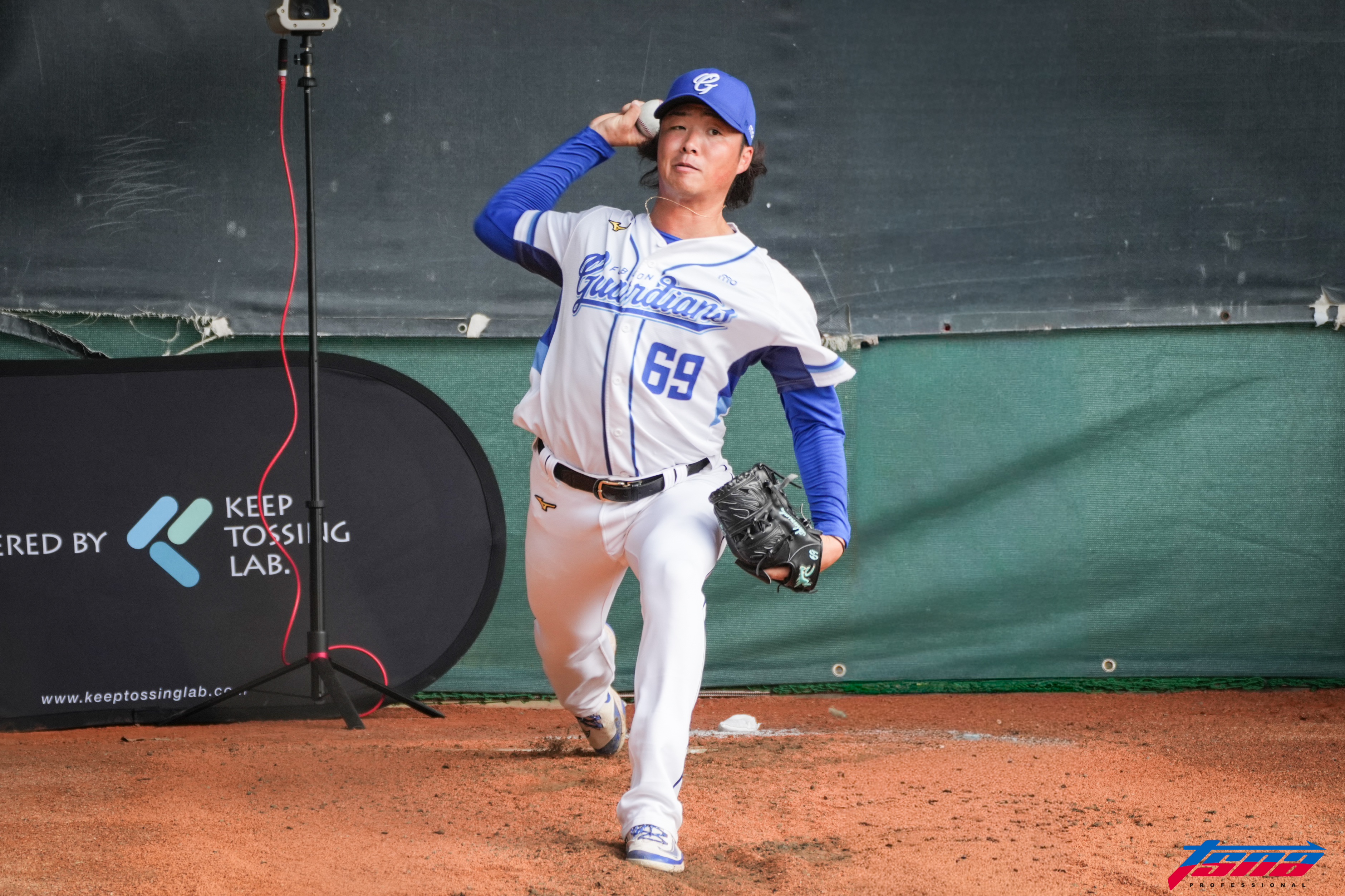 鈴木駿輔，黃以信攝。