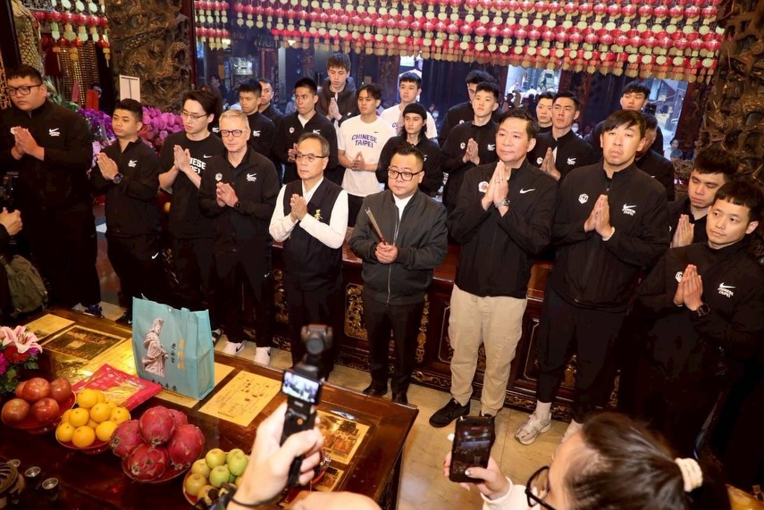 世界盃男籃資格賽》中華隊新莊抗韓　先赴慶安宮祈福
