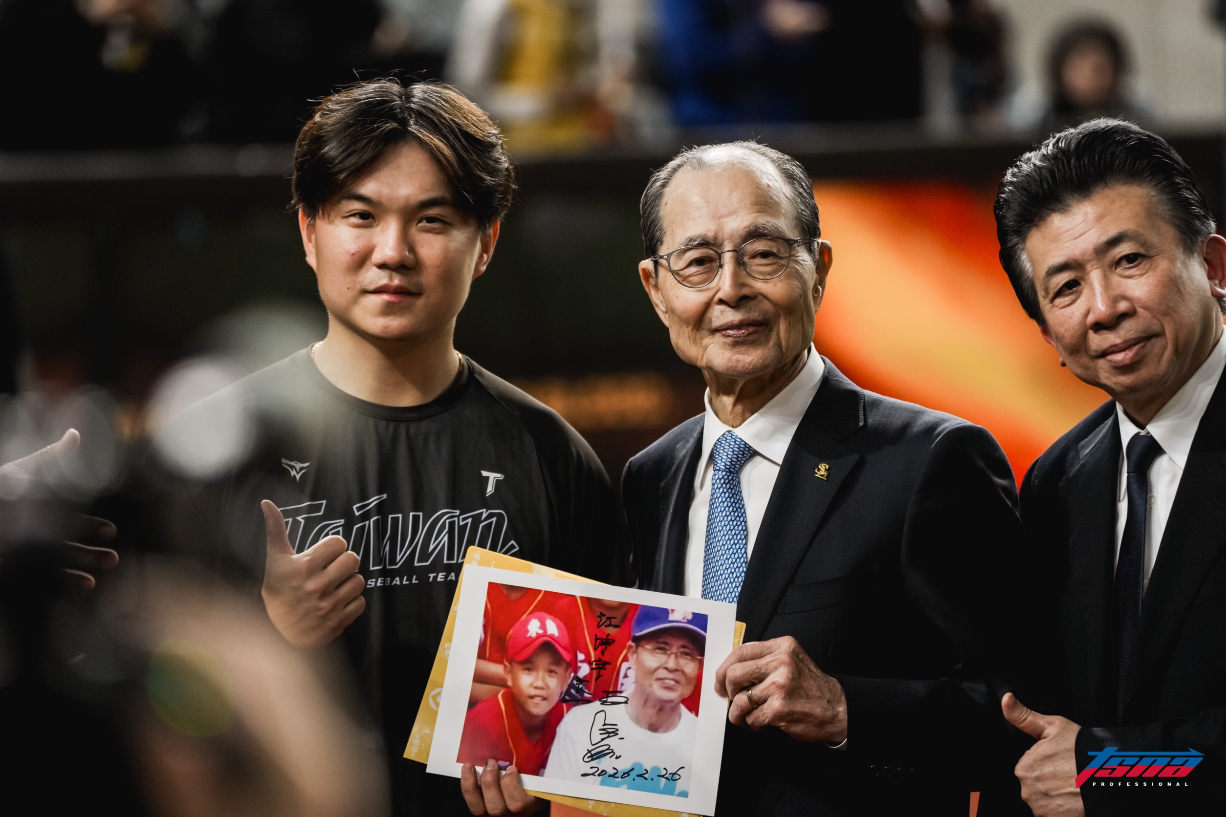 台日交流賽》拿少棒時期合照請王貞治簽名　江坤宇瞬間變小粉絲