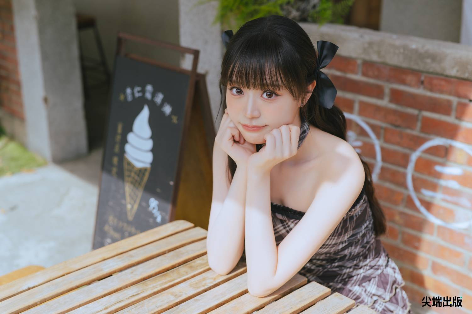 中信兄弟》你沒看過的性感甜心吃貨邊邊　邊荷律生日推出寫真集