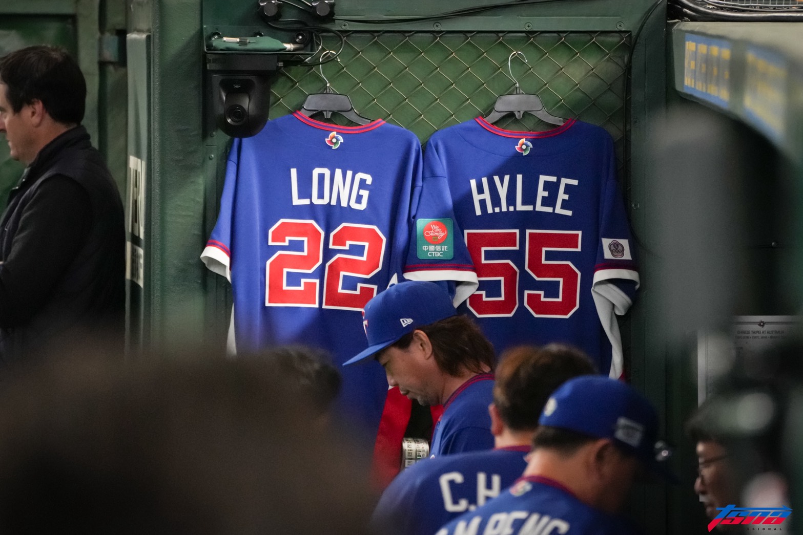 WBC》龍仔跟李灝宇球衣掛在休息室！　心與中華隊同在