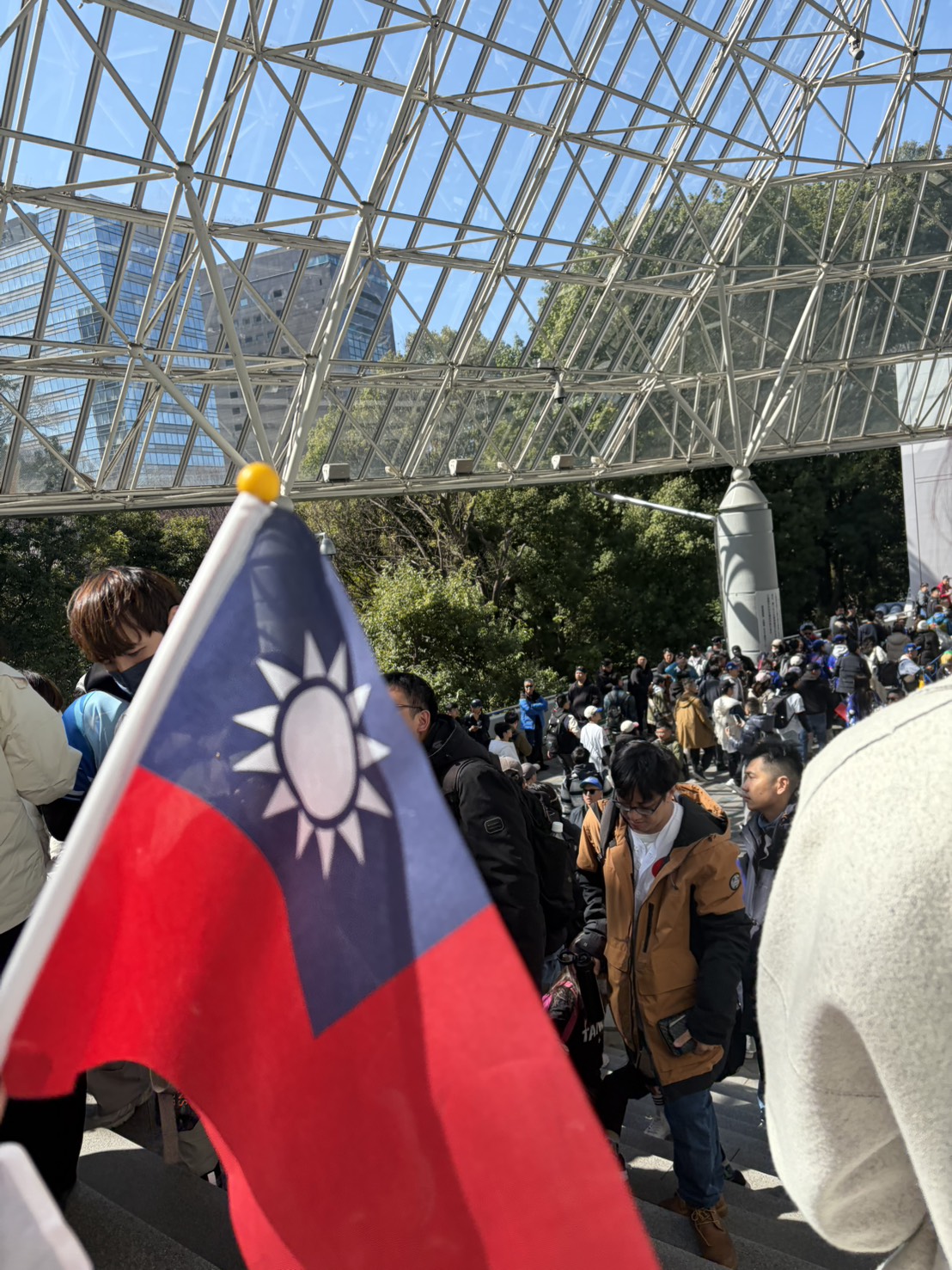 WBC》台灣球迷清晨湧東京巨蛋　應援曲響徹場外震撼日媒