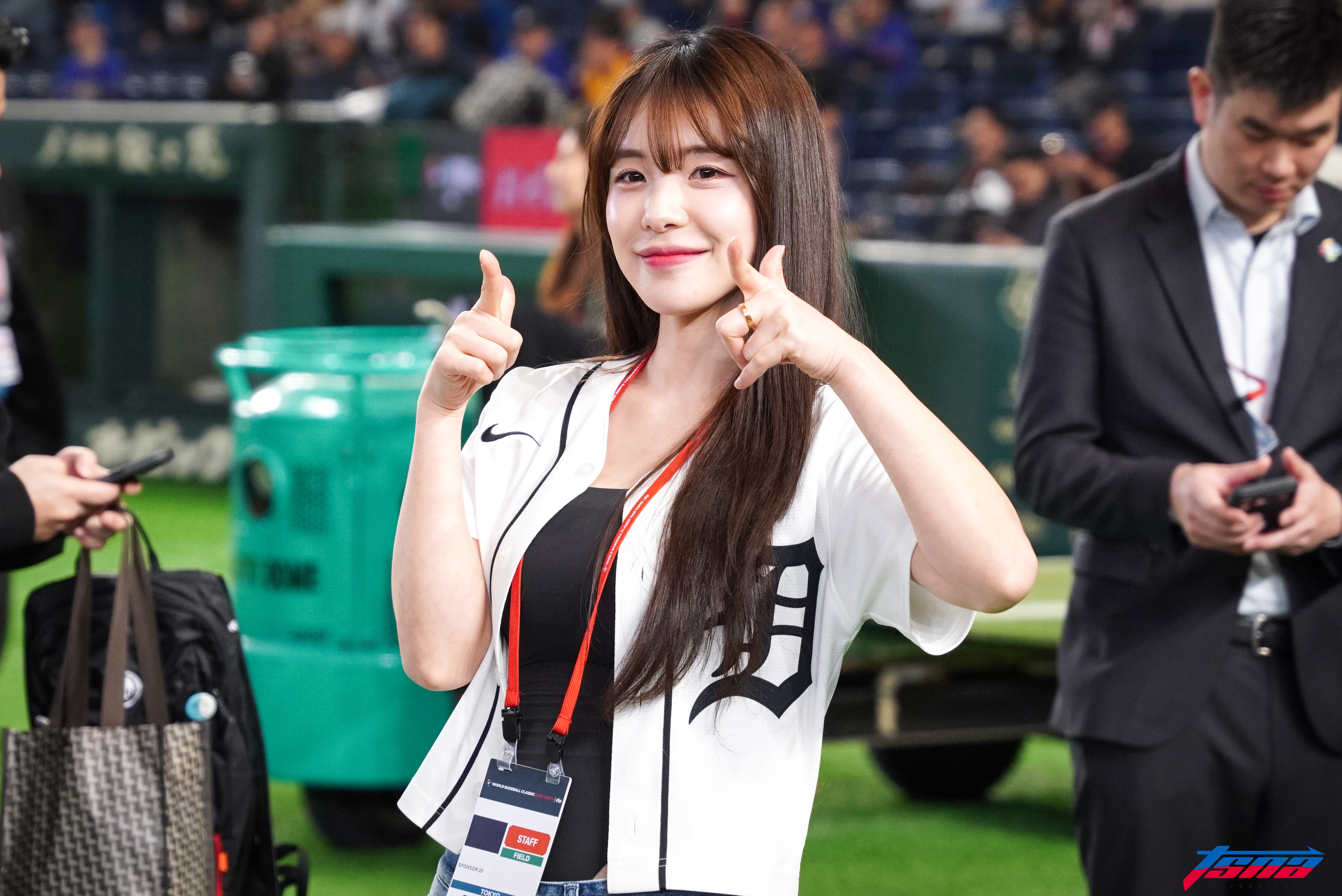 WBC》李多慧來了！　穿老虎球衣站在韓國休息區前