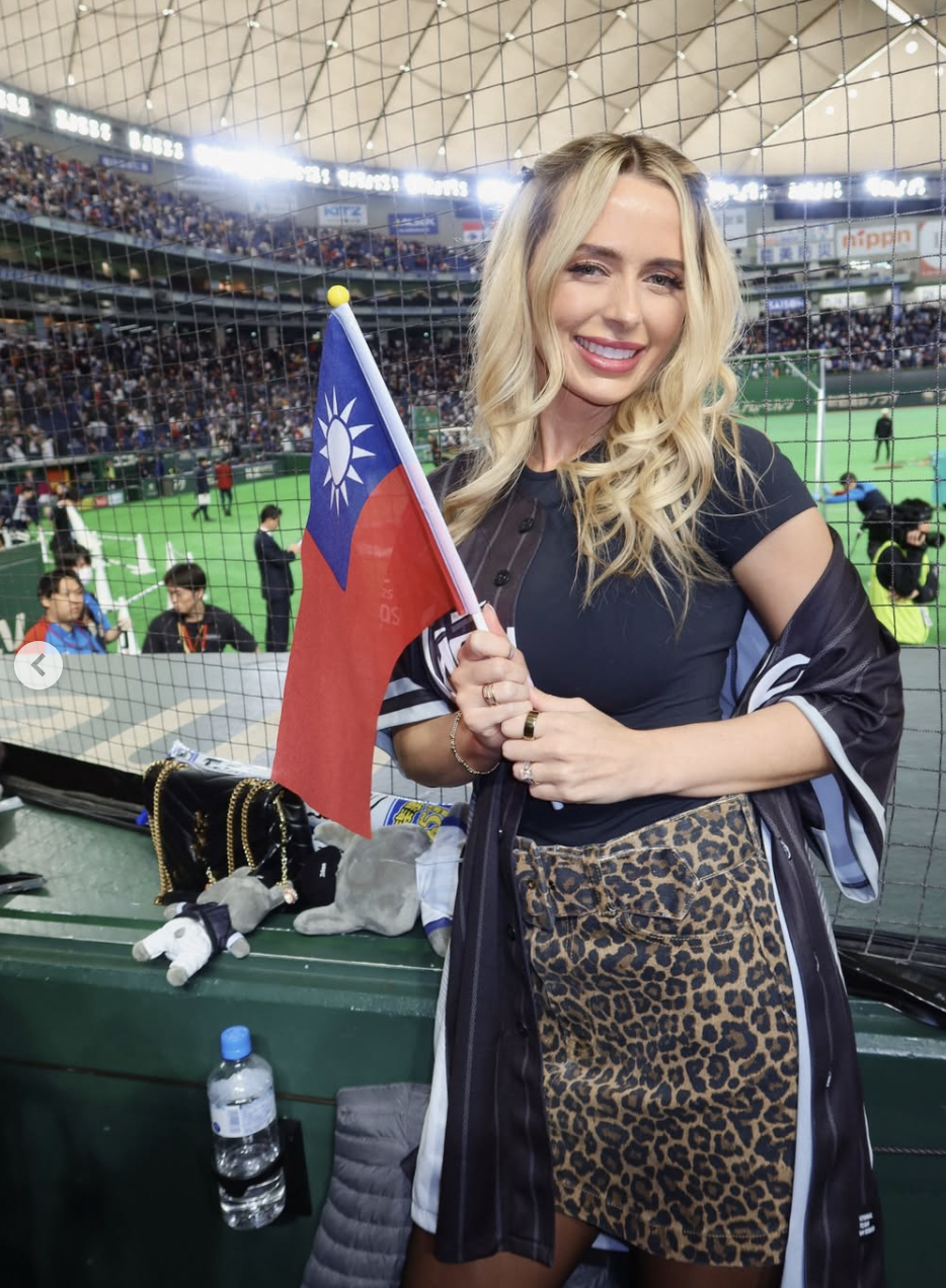 WBC》費仔老婆贏球拿國旗照好美！　連日媒也注意到了