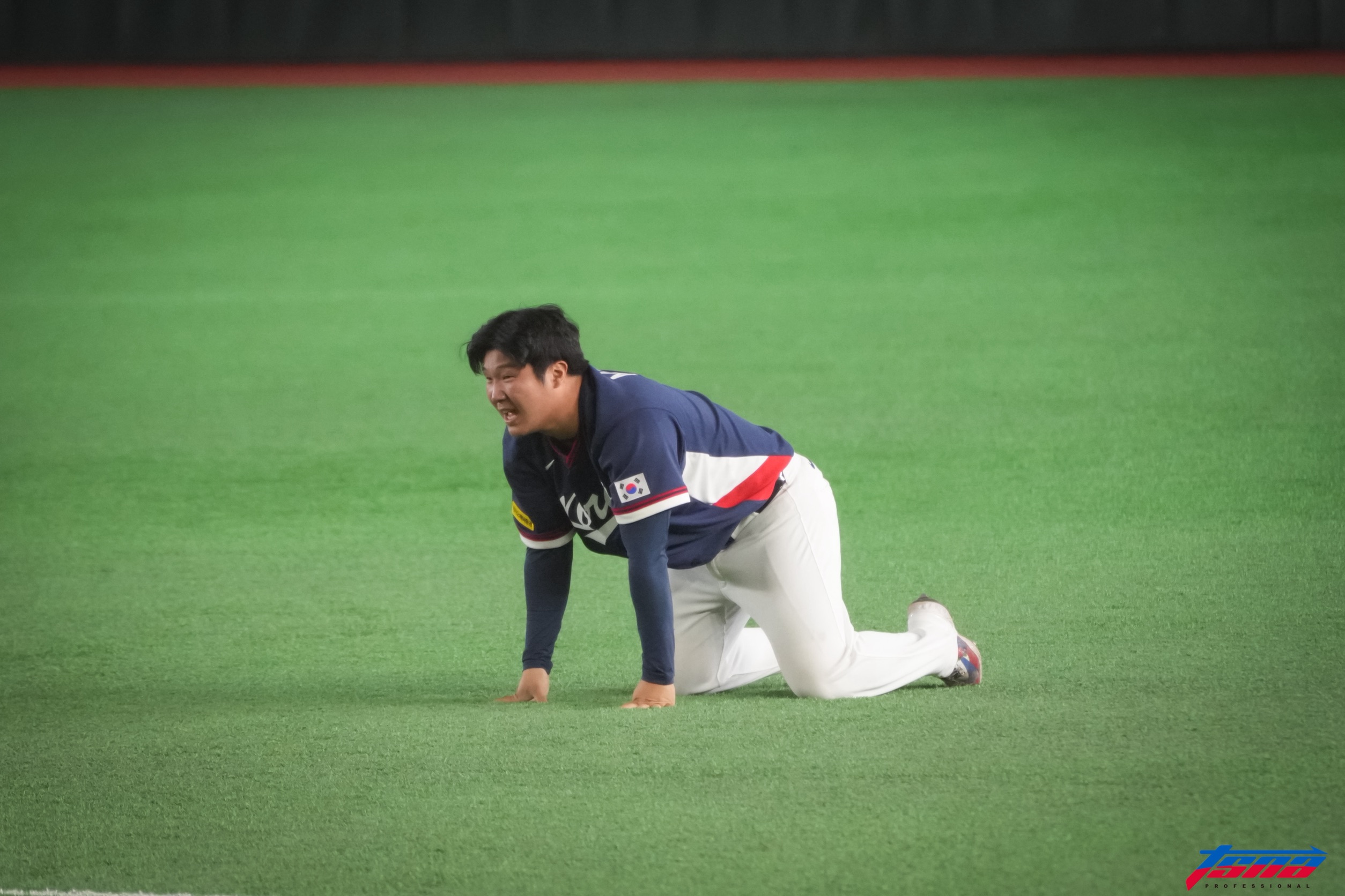 WBC》文保景站著吞K遭台灣球迷辱罵「蠢豬」！　韓媒：攻擊人格有失禮儀