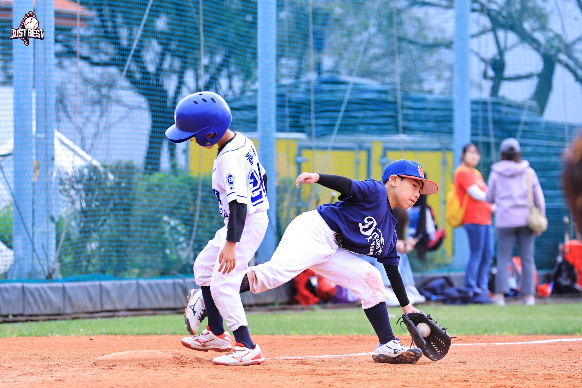 臺北就是棒》DreamYoung一分差險勝華興小學(白)的大亂鬥 火力無極限！WHB局局大進帳擊敗華興小學(白)