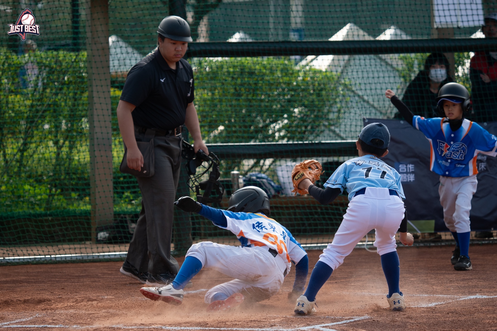 臺北就是棒》譚安驊三壘安打連發！光芒社區末段大爆發逆轉藍色閃電(藍) 陳睿謙開轟難掩力量河馬(紅)韌性，五局激戰平手收場