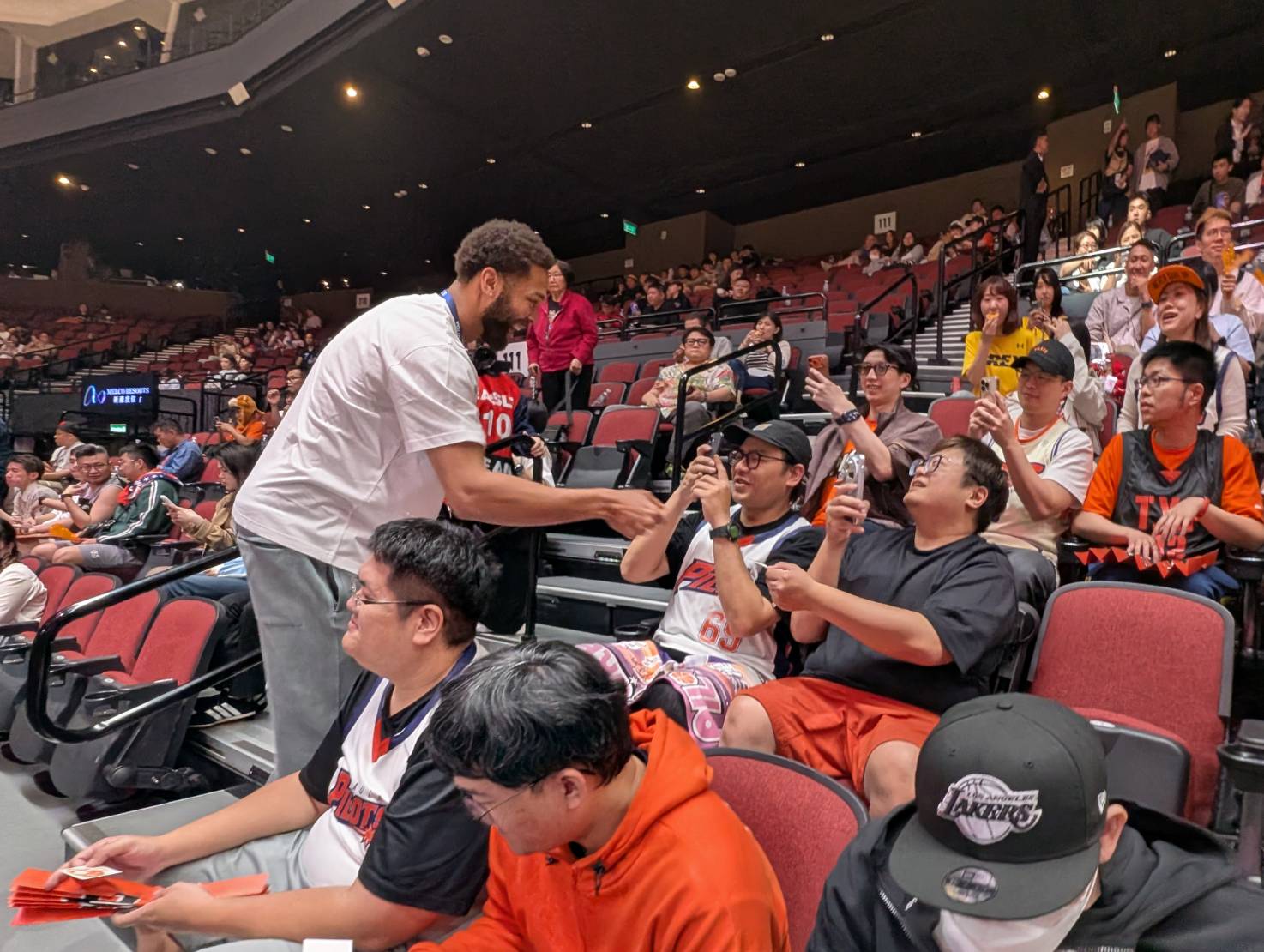 東超》領航猿開打前一刻！　米爾納場邊發貼紙「戰前總動員」