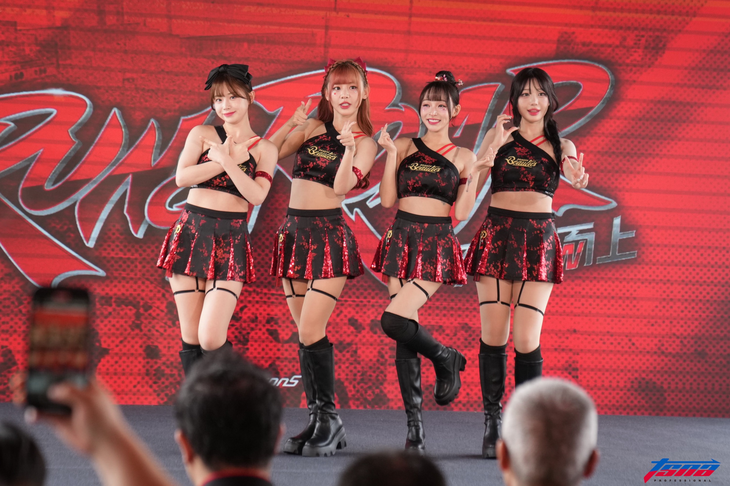 味全龍》李多慧親手設計！　小龍女新制服黑旗袍亮相　