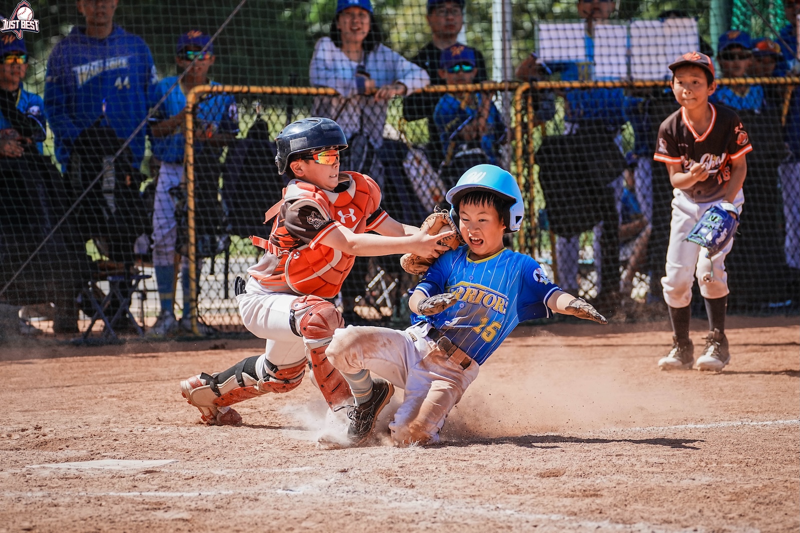 臺北就是棒》敦化國小(B)投打俱佳豪取二連勝，文山烈焰紅、親子勇士(白)平分秋色握手言和