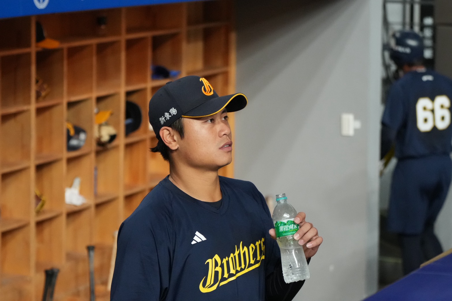 中信兄弟》昨天才接守外野任務！林吳晉瑋捕手變身工具人　國二後沒守過外野