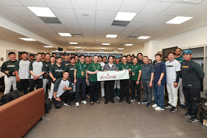 台鋼雄鷹》賴清德走進台鋼休息室　球團人員打趣「深入敵營」