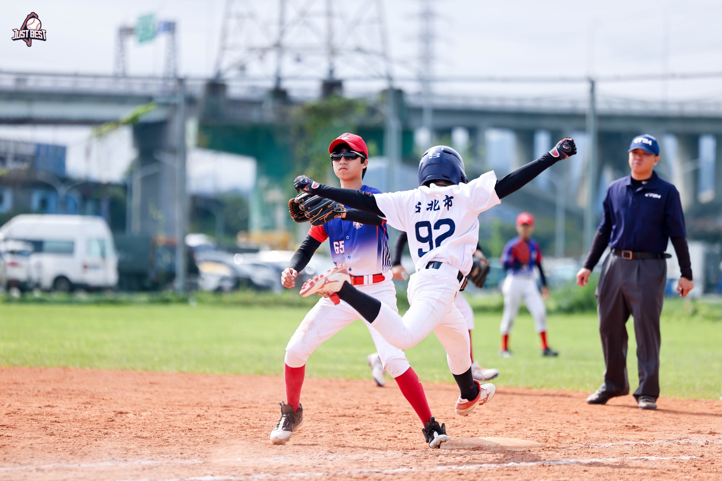 臺北就是棒》松體關鍵時刻的適時安打，成功抵擋敦化國中(紅)的反撲 火焰勇士潘宥允三分砲打破僵局，以10比6擊敗敦化國中(黃)