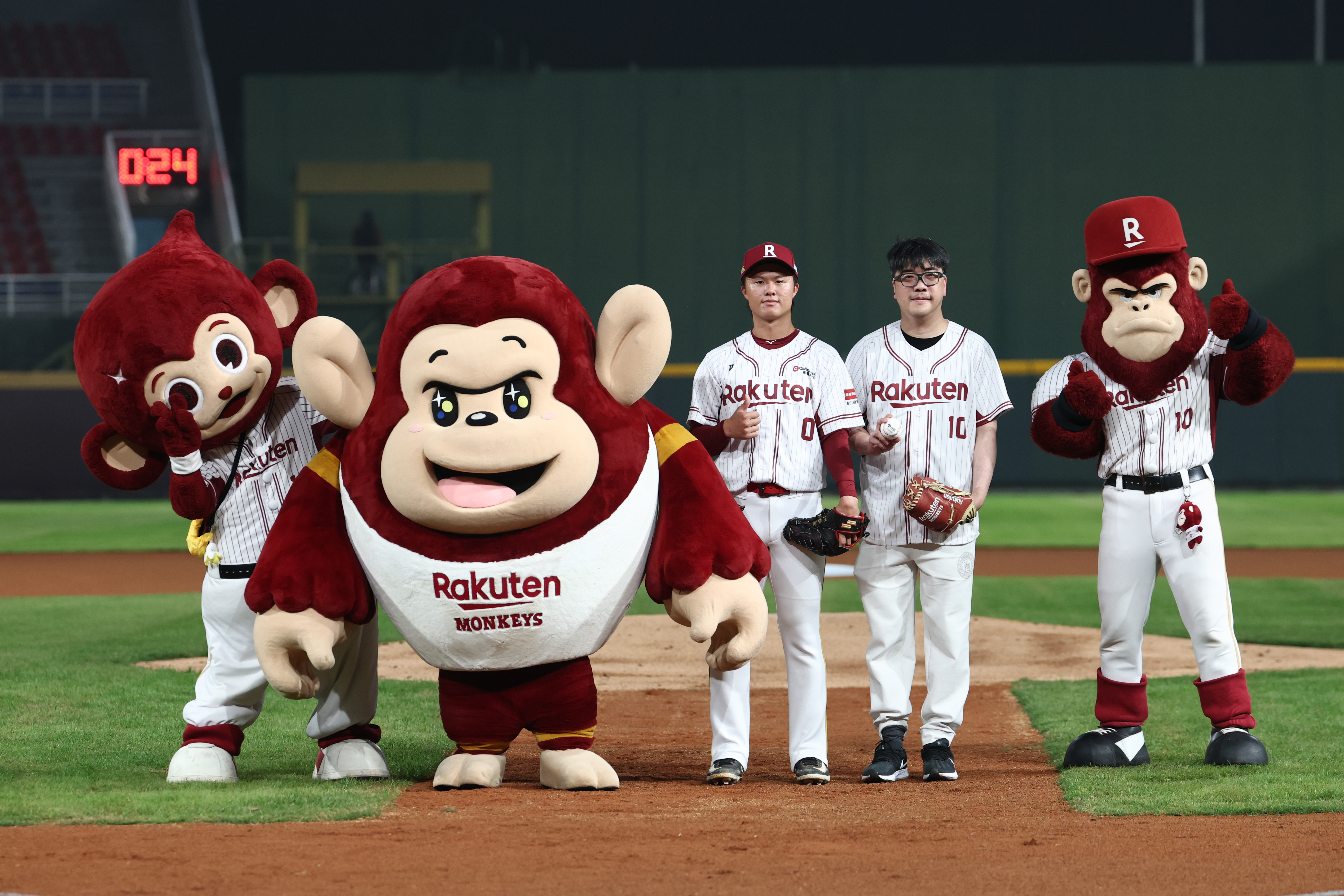 樂天桃猿》前味全龍領隊吳德威開球！　樂天桃猿揭幕冠軍紀念獎牌