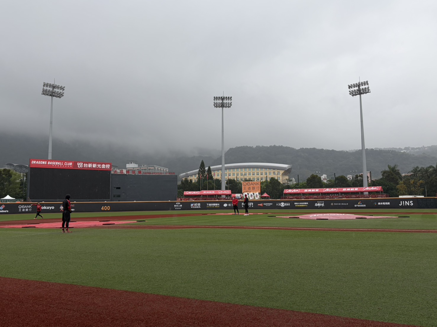 味全龍》天母球場周圍開始下大雨！　龍隊公告延後進場