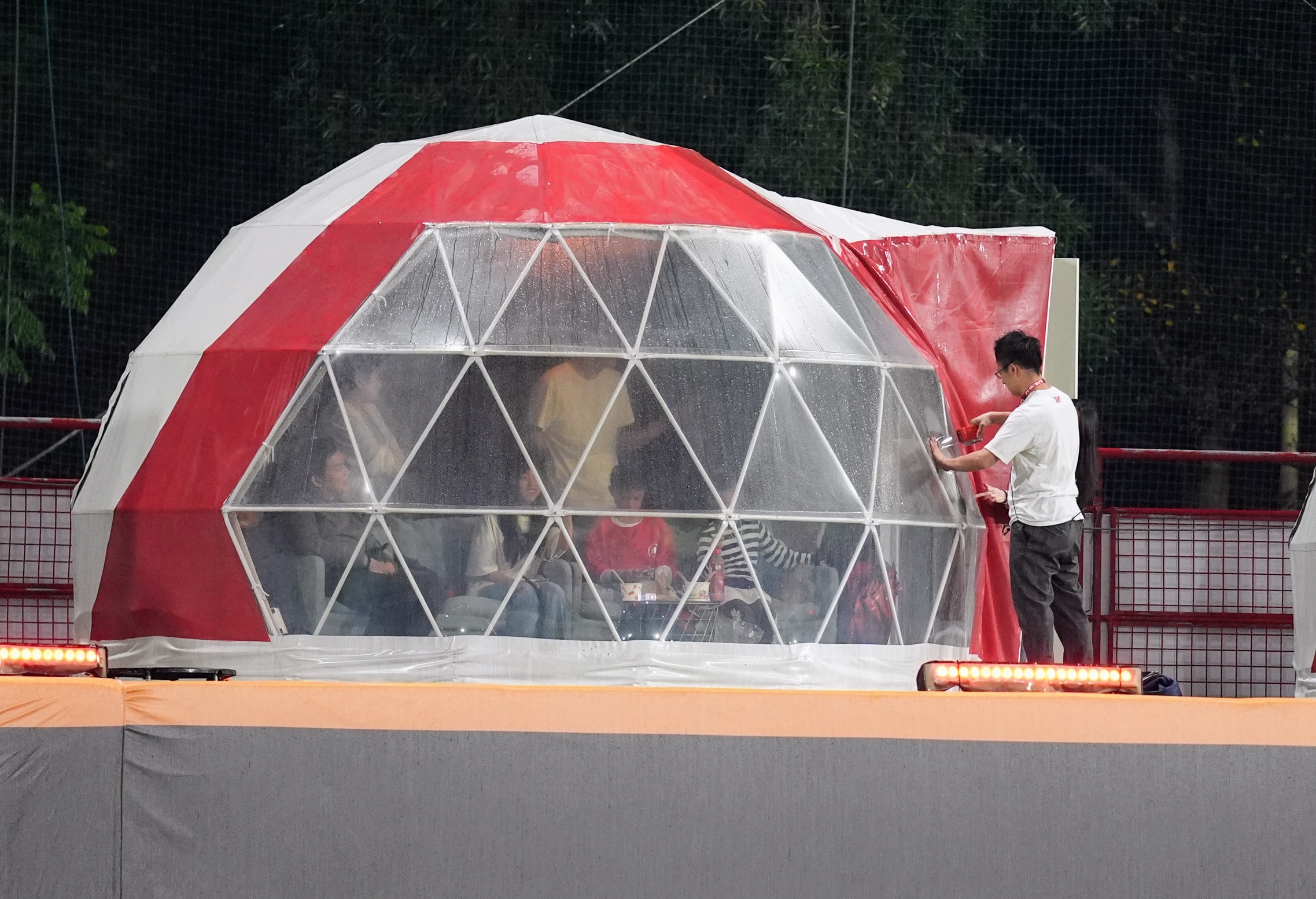 味全龍》劉基鴻「紅色大砲」砲轟王維中！　打中「星空露營席」破洞了