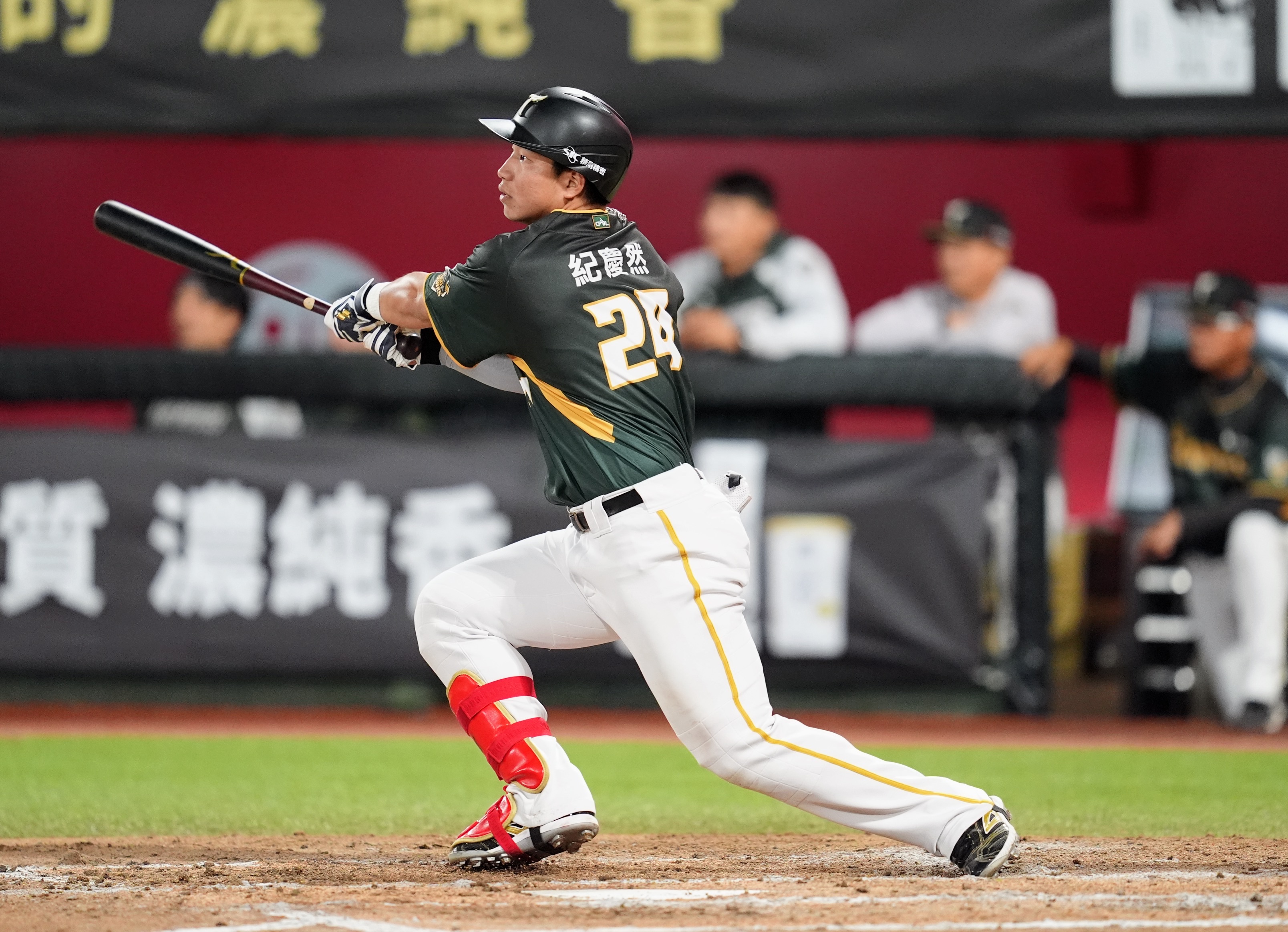 中職》紀慶然追平安加魔鷹敲出致勝安打！　台鋼雄鷹逆轉擊敗味全龍