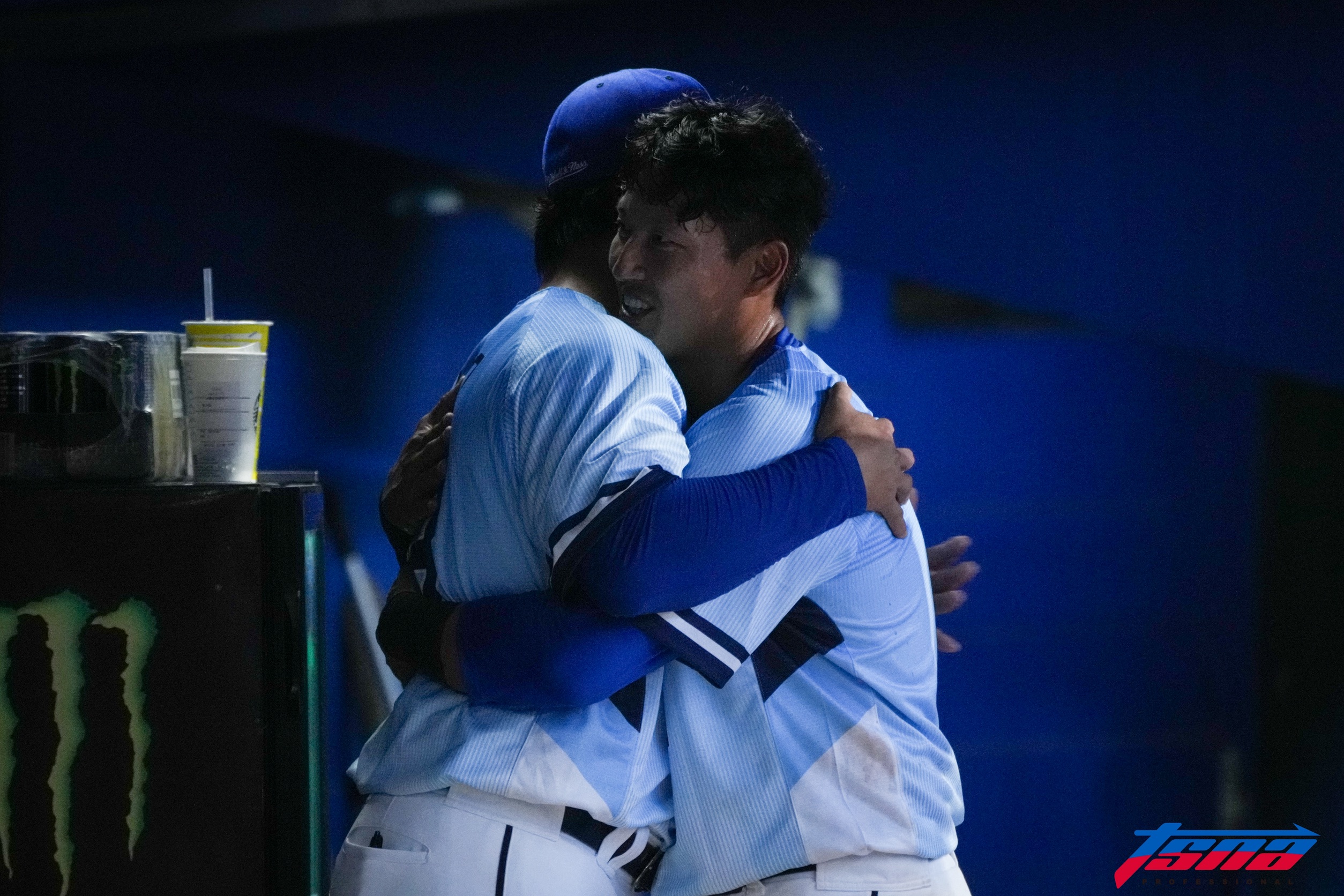 林哲瑄引退》生涯最後打席敲安還有好守備！　林哲瑄退場跟高國輝相擁