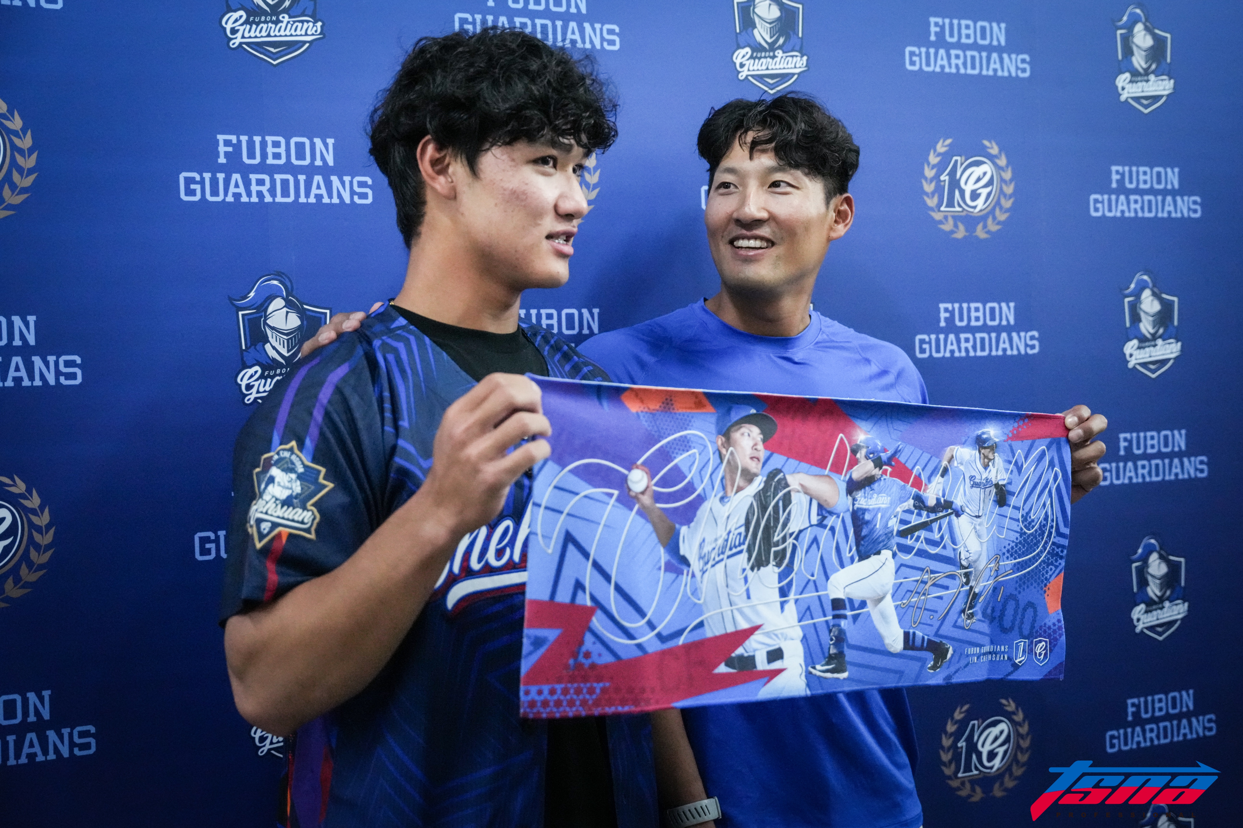 林哲瑄引退》搶看偶像最終戰！　富邦「狂粉」劉承佑擁有全套林哲瑄引退商品