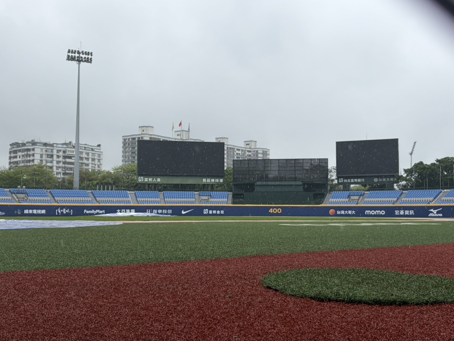 中職》新莊球場周圍下大雨中！　球團尚未宣布延賽