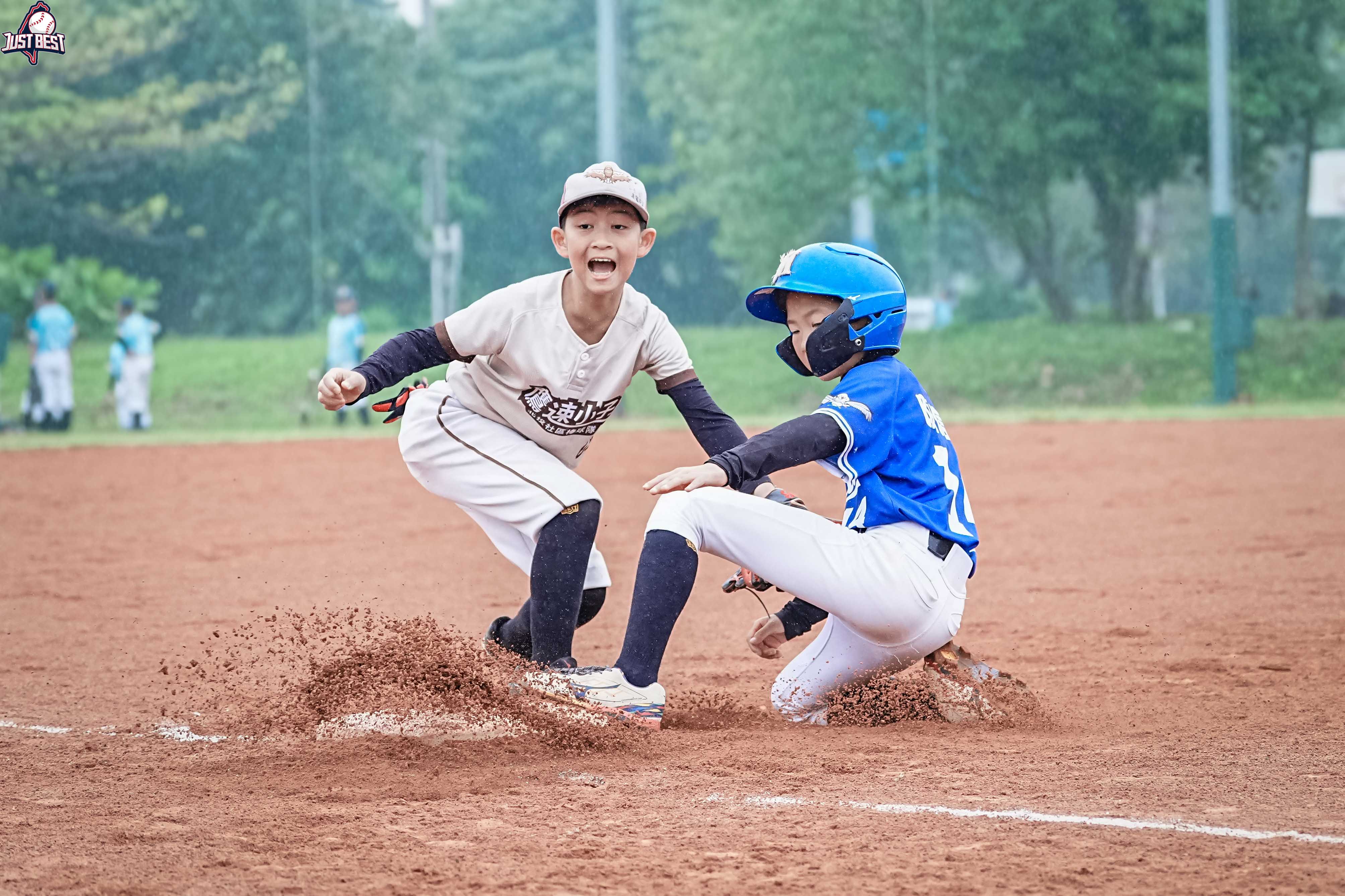 臺北就是棒》民安國小攻守俱佳帶走兩勝 「雙鷹交戰」小隼鷹力退鷹速小子(白)