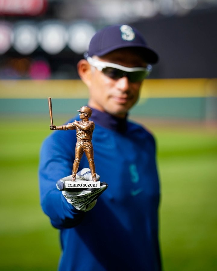 MLB》鈴木一朗雕像明揭幕　水手隊史第4人