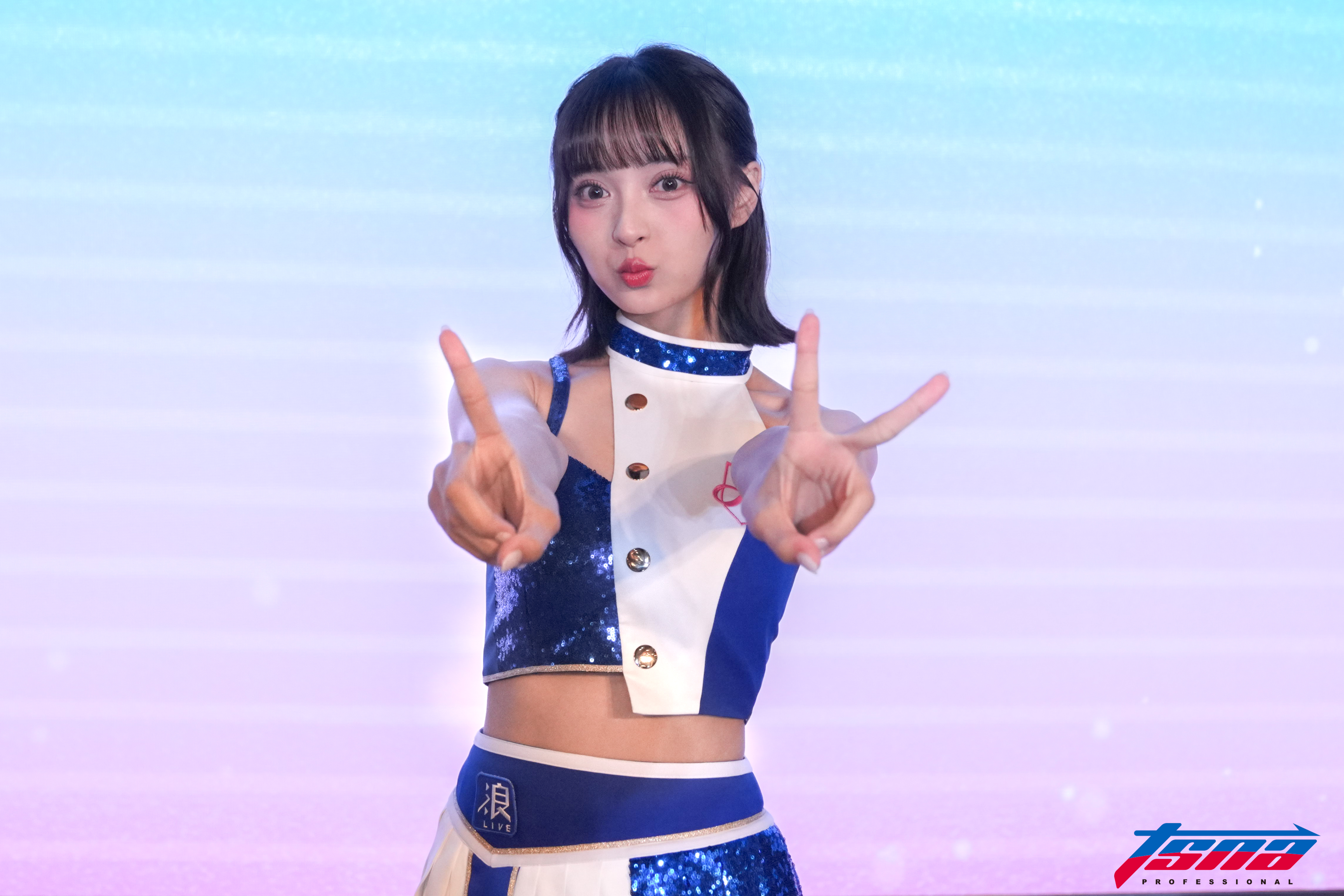 卡洛琳手比象徵林志傑的12號。(黃以信攝)