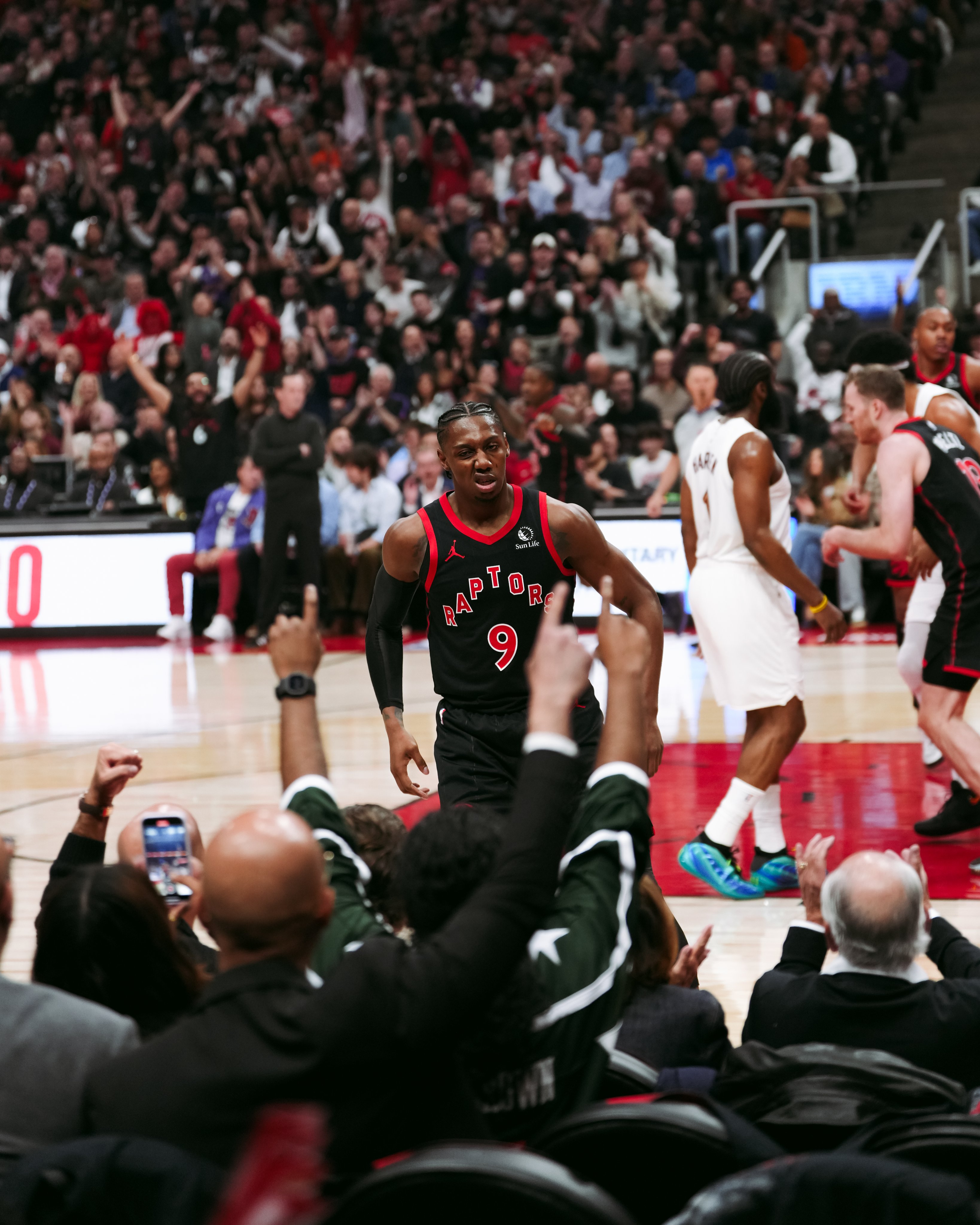 NBA》Barnes與Barrett聯手狂攻66分比下Harden！　暴龍大勝騎士終結季後賽對戰12連敗