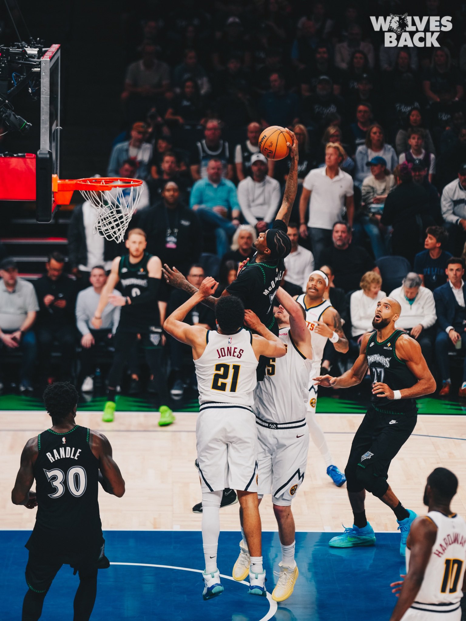 NBA》Jaden McDaniels狂奪20分大秀暴扣！　灰狼113比96擊敗金塊