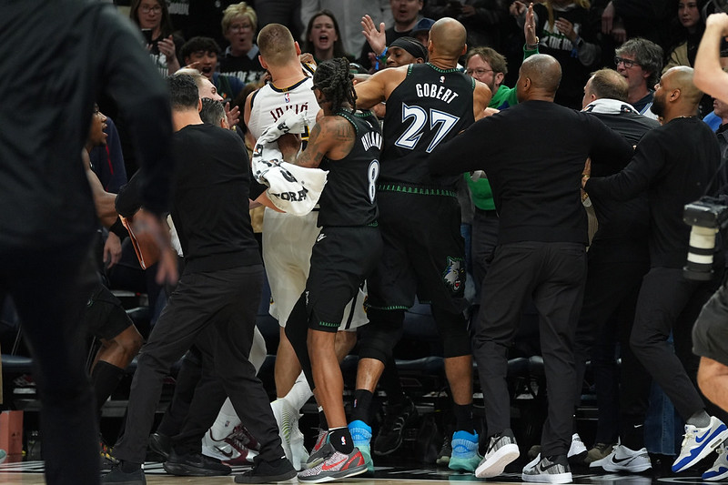 NBA》金塊灰狼剩1.3秒爆衝突　Conley笑著道歉：我的錯