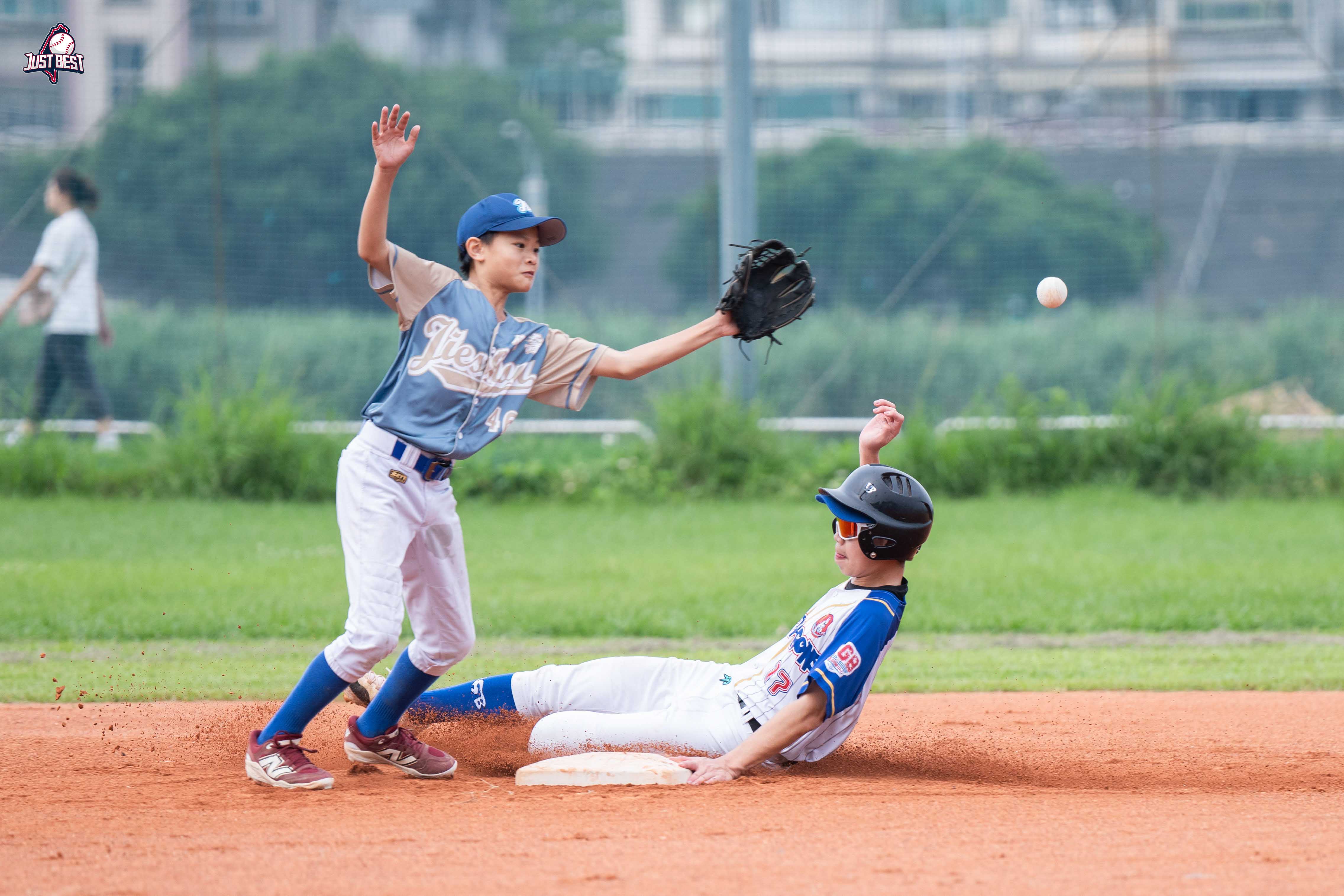 臺北就是棒》KGB龍吳吳佑烝四局好投壓制介壽國中率隊取勝 親子勇士(白)連過介壽國中、野牛男孩奪開季五連勝