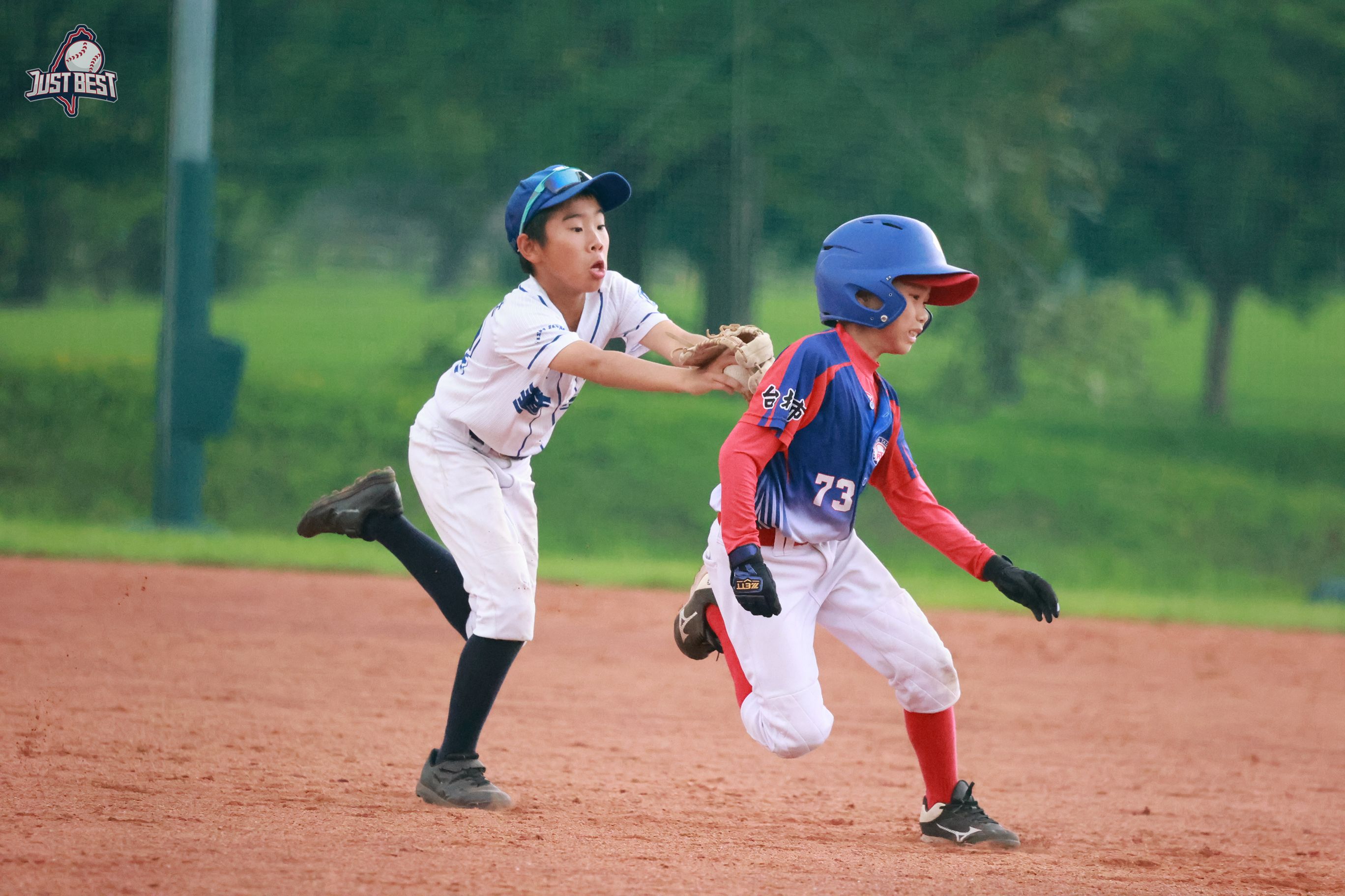 臺北就是棒》華興小學(B)失誤連發松體(藍)連攻4分逆轉勝 敦化國小(B)5分大局鎖定勝利開季六連勝