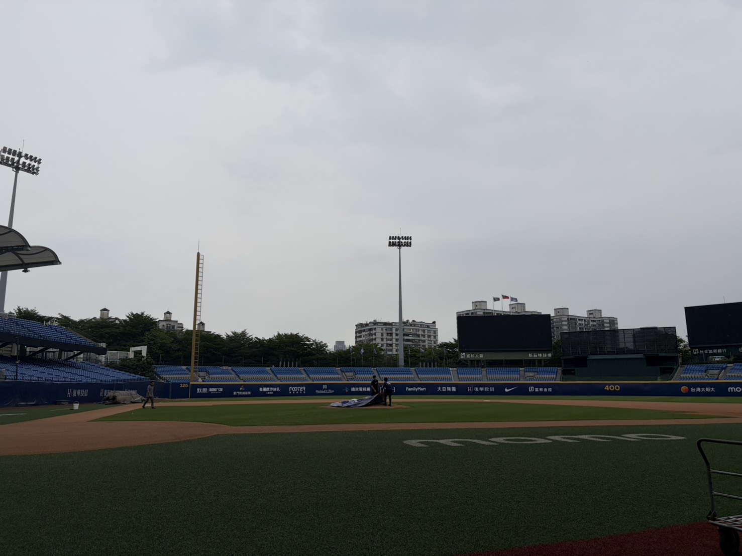 富邦悍將》新莊棒球場附近雨勢變大！　聯盟先蓋起大帆布