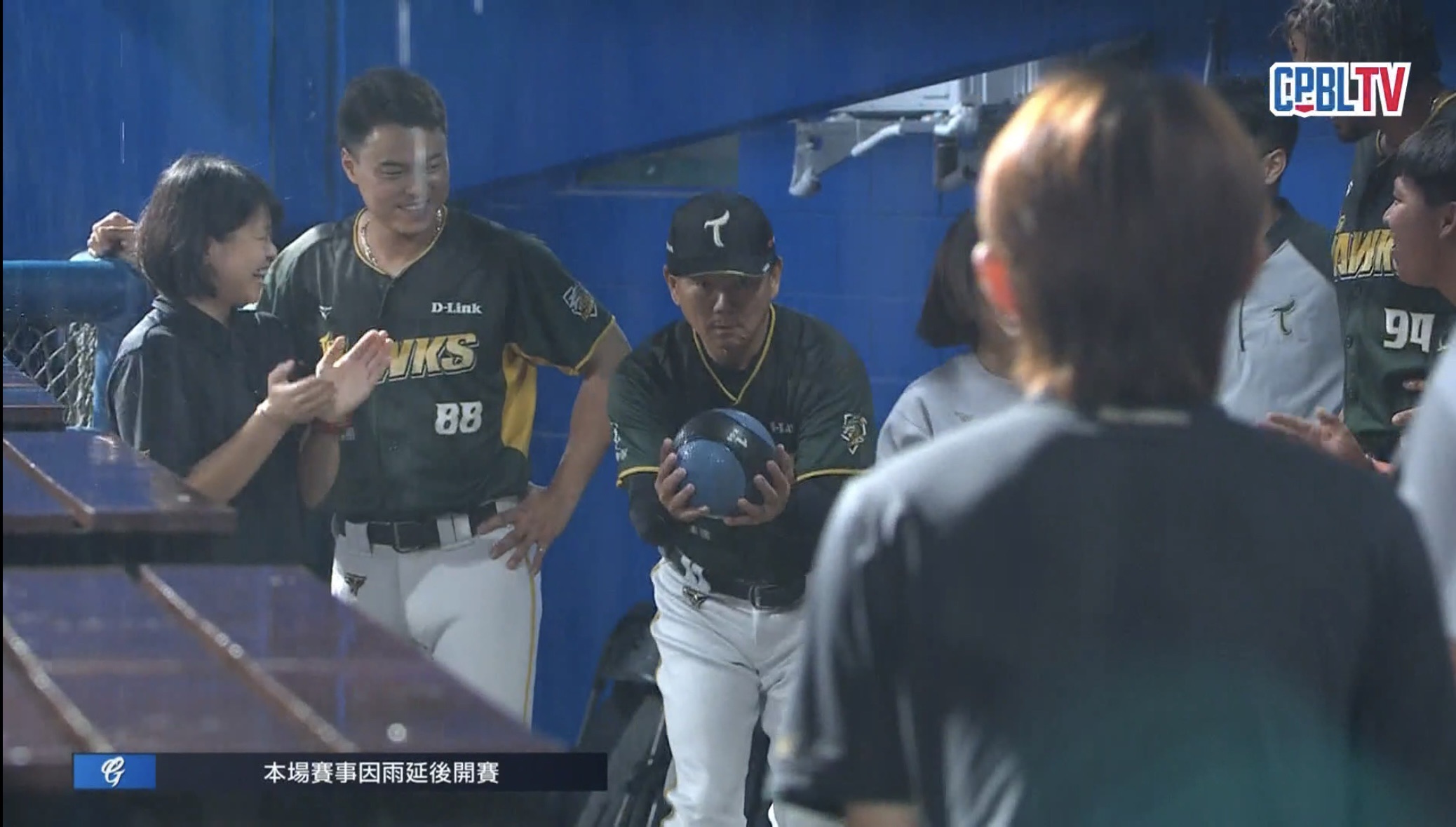 台鋼雄鷹》富邦新莊主場突然大雨！　洪總雨中「打保齡球」解憂