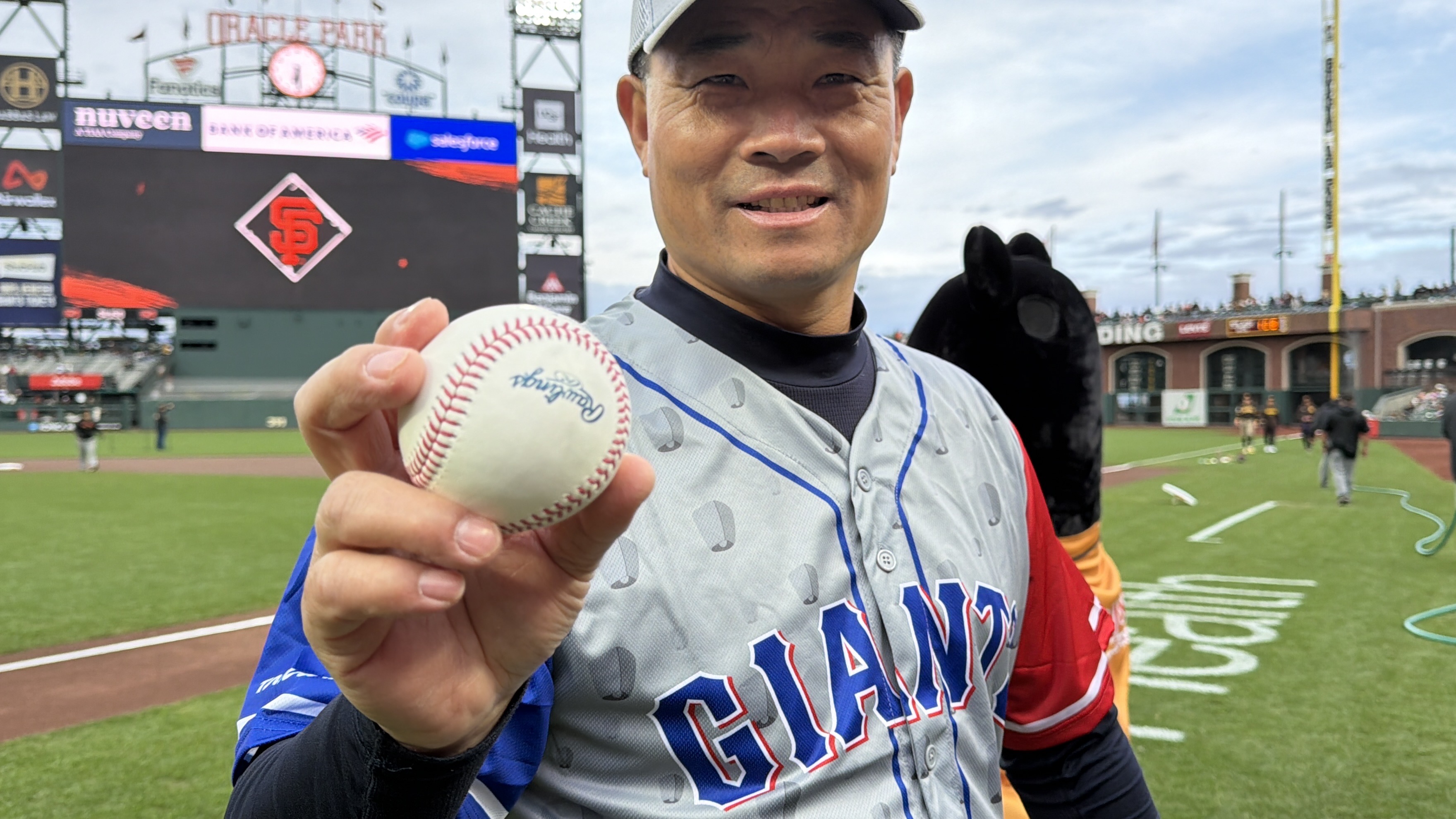 MLB》舊金山巨人台灣日！　世界少棒冠軍東園國小總教練賴敏男開出好球