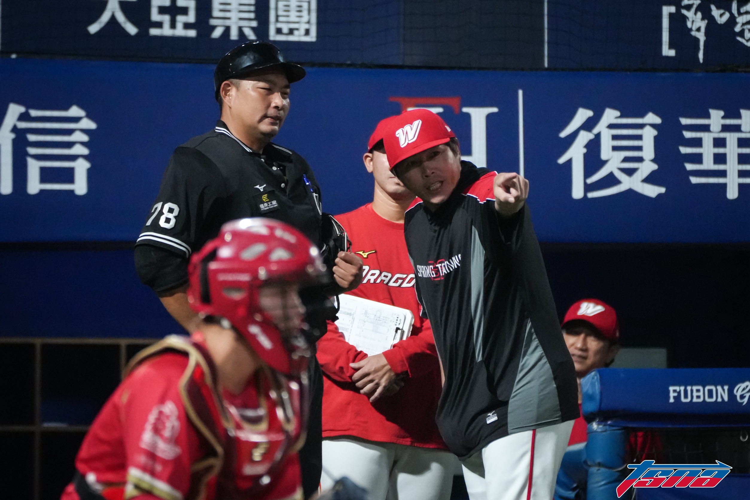 味全龍》影／8局下劉基鴻傳球打到孔念恩變「內野安打」！　葉君璋：他這樣跑真的沒問題嗎？