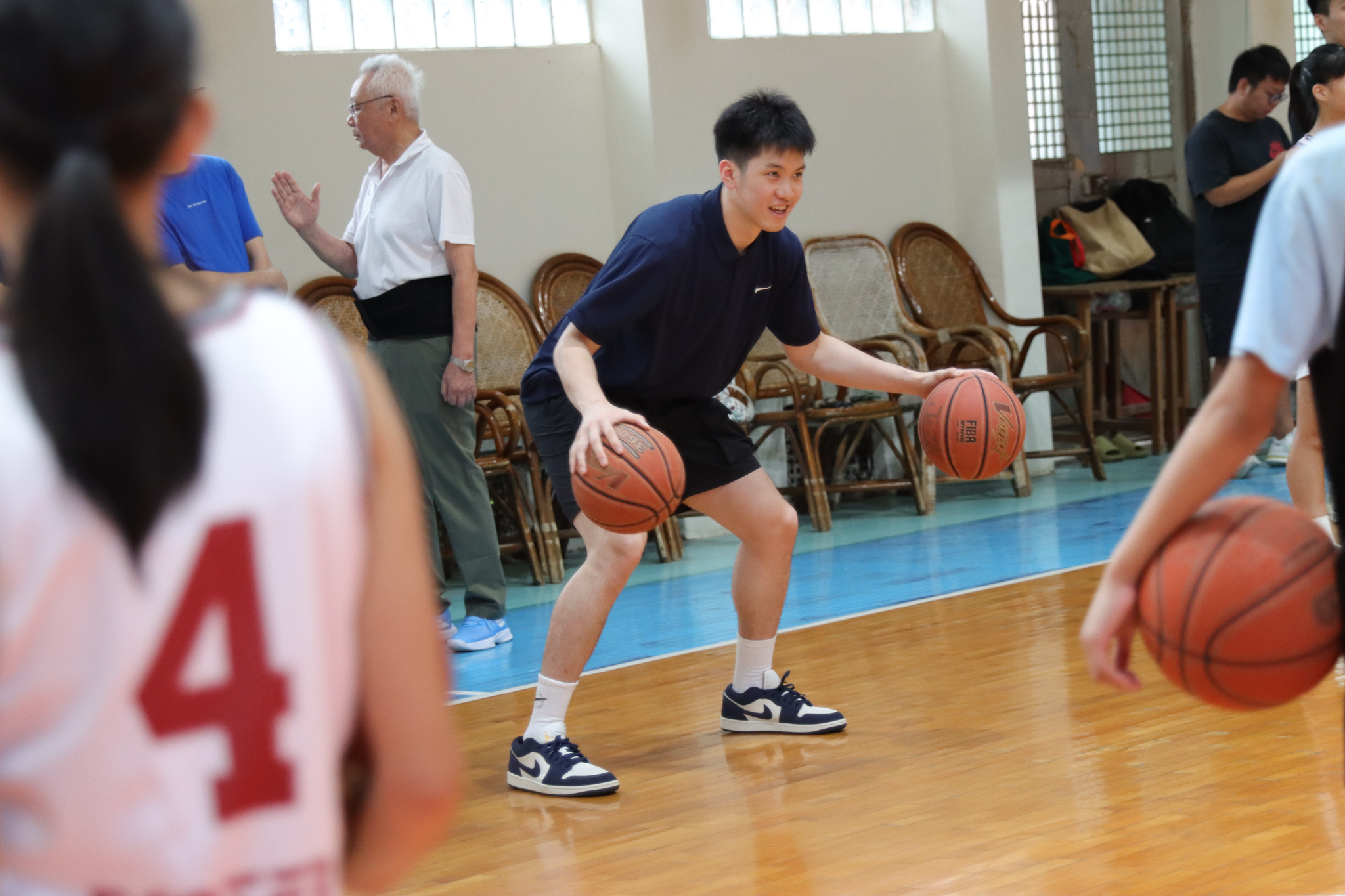中華男籃國手林庭謙親自示範動作。（啟程國際運動行銷提供）