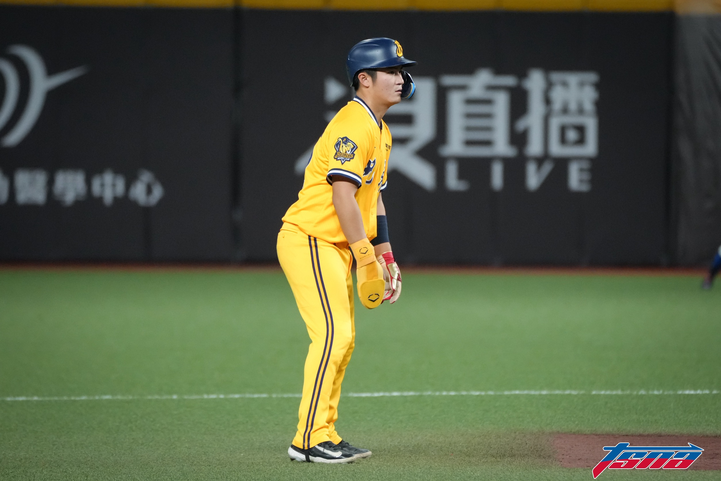 陳九登，黃以信攝。