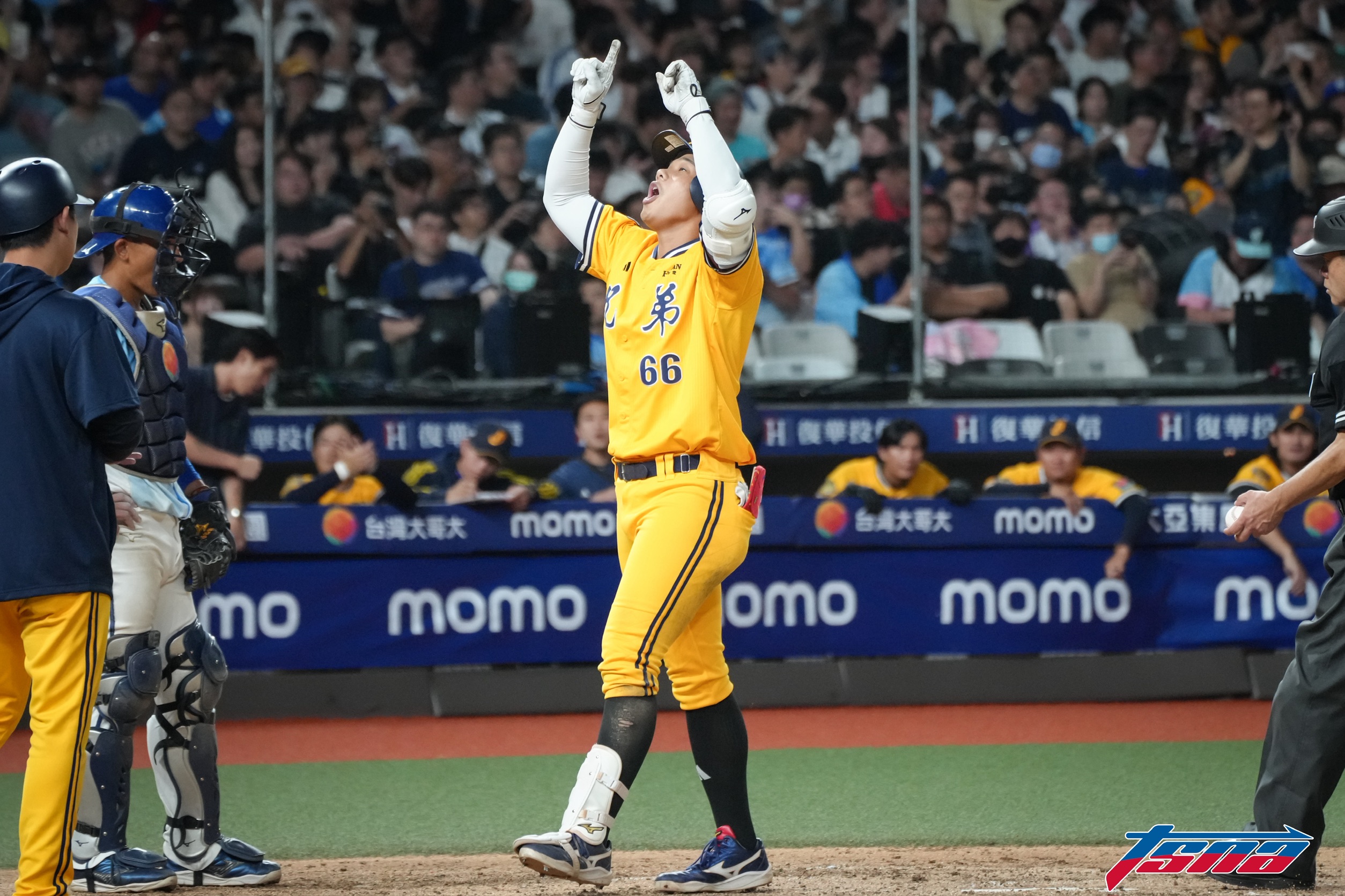 黃韋盛，黃以信攝。