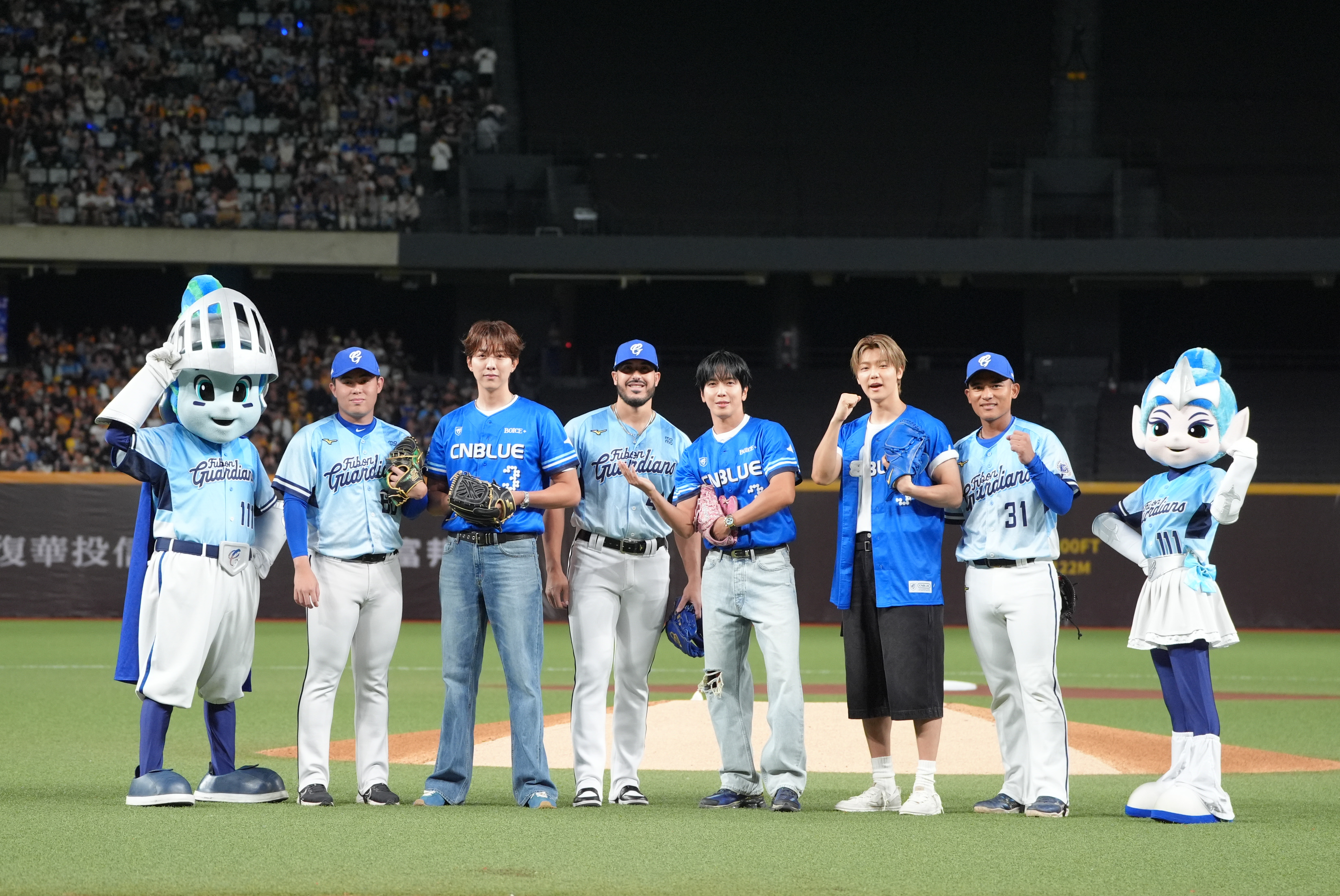 韓團CNBLUE擔任開球嘉賓。富邦悍將提供。