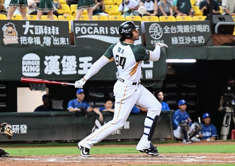 魔鷹右打出擊。（圖／取自台鋼雄鷹FB）