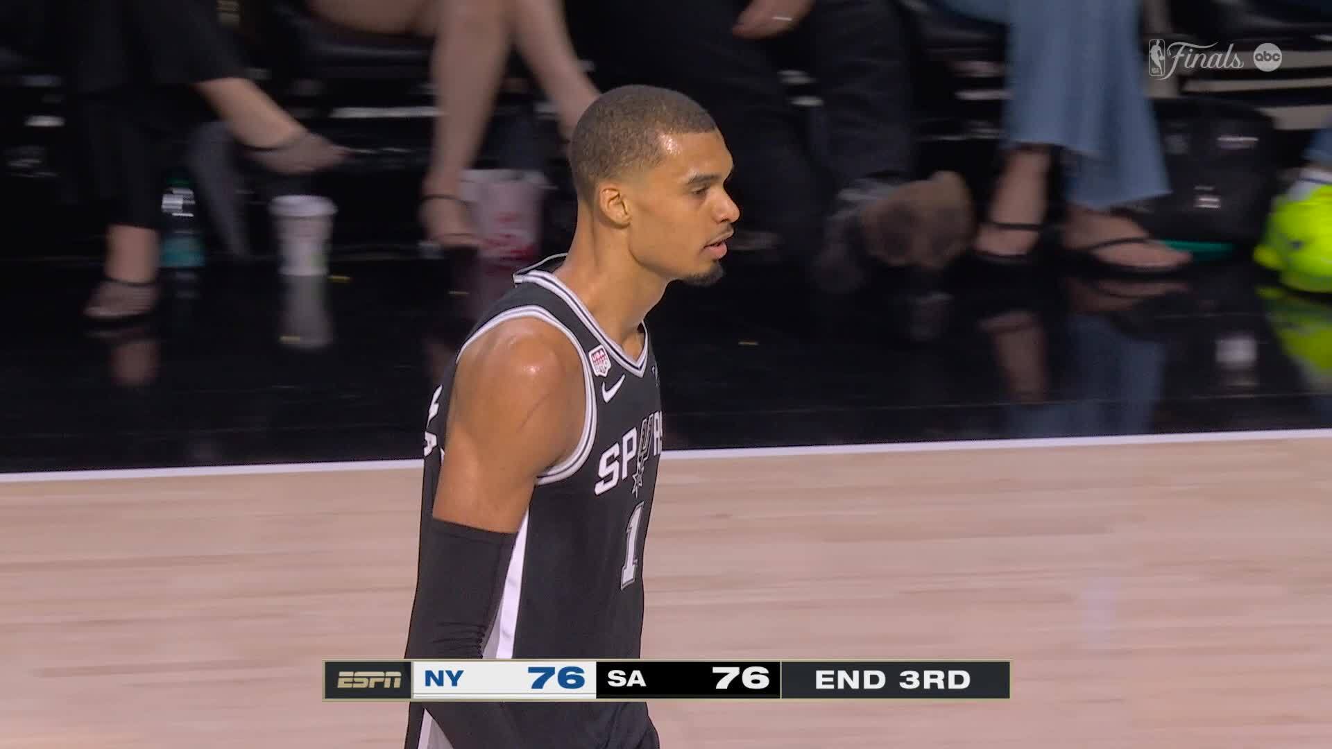 總冠軍賽首戰馬刺球迷突然衝進場內，Wembanyama也傻了。取自NBA X。