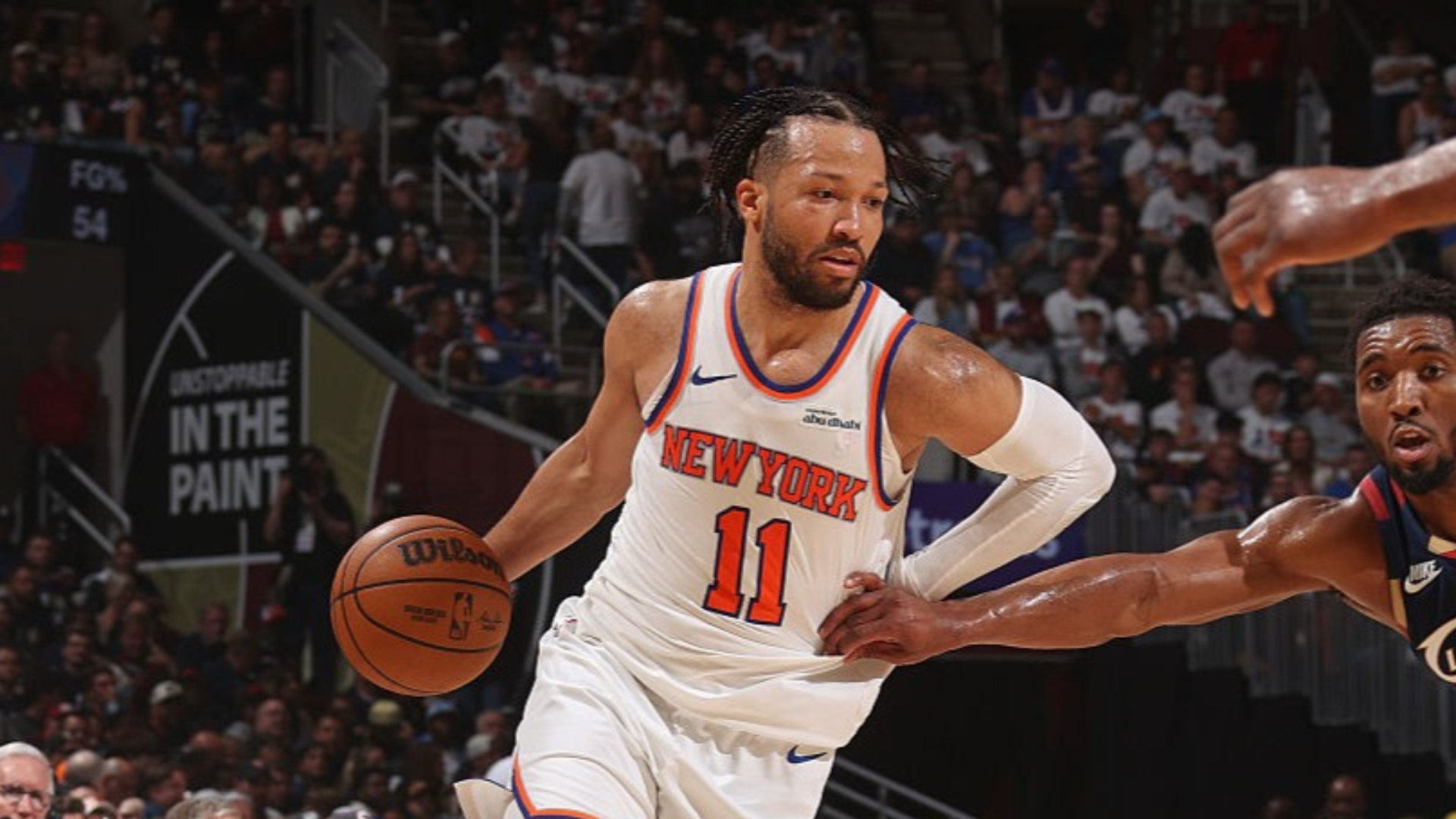 NBA針對紐約尼克球星Jalen Brunson在總冠軍賽G1與場邊球迷發生的言語衝突展開調查。（來源：BetMGM X）