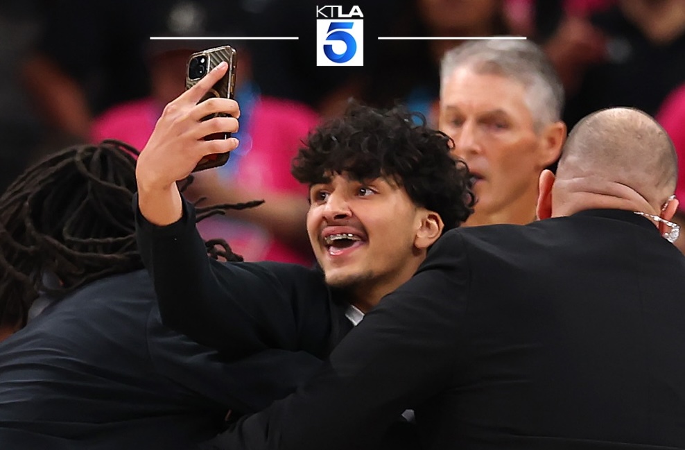 一位球迷在NBA總冠軍賽首戰第四節期間闖入球場，試圖與Victor Wembanyama自拍合照。（翻攝KTLA 5 News社群）