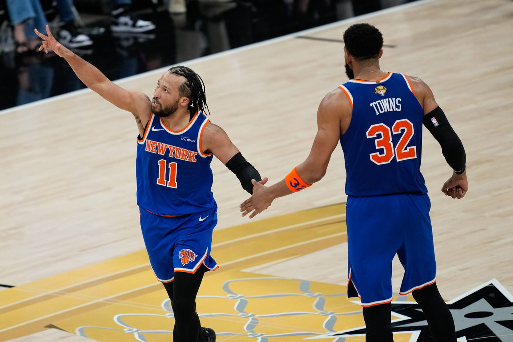 2026年NBA總冠軍賽前兩戰打完，紐約尼克成功在客場連拿2勝，距離隊史自1973年以來首座總冠軍只差兩場勝利。（來源：美聯社）