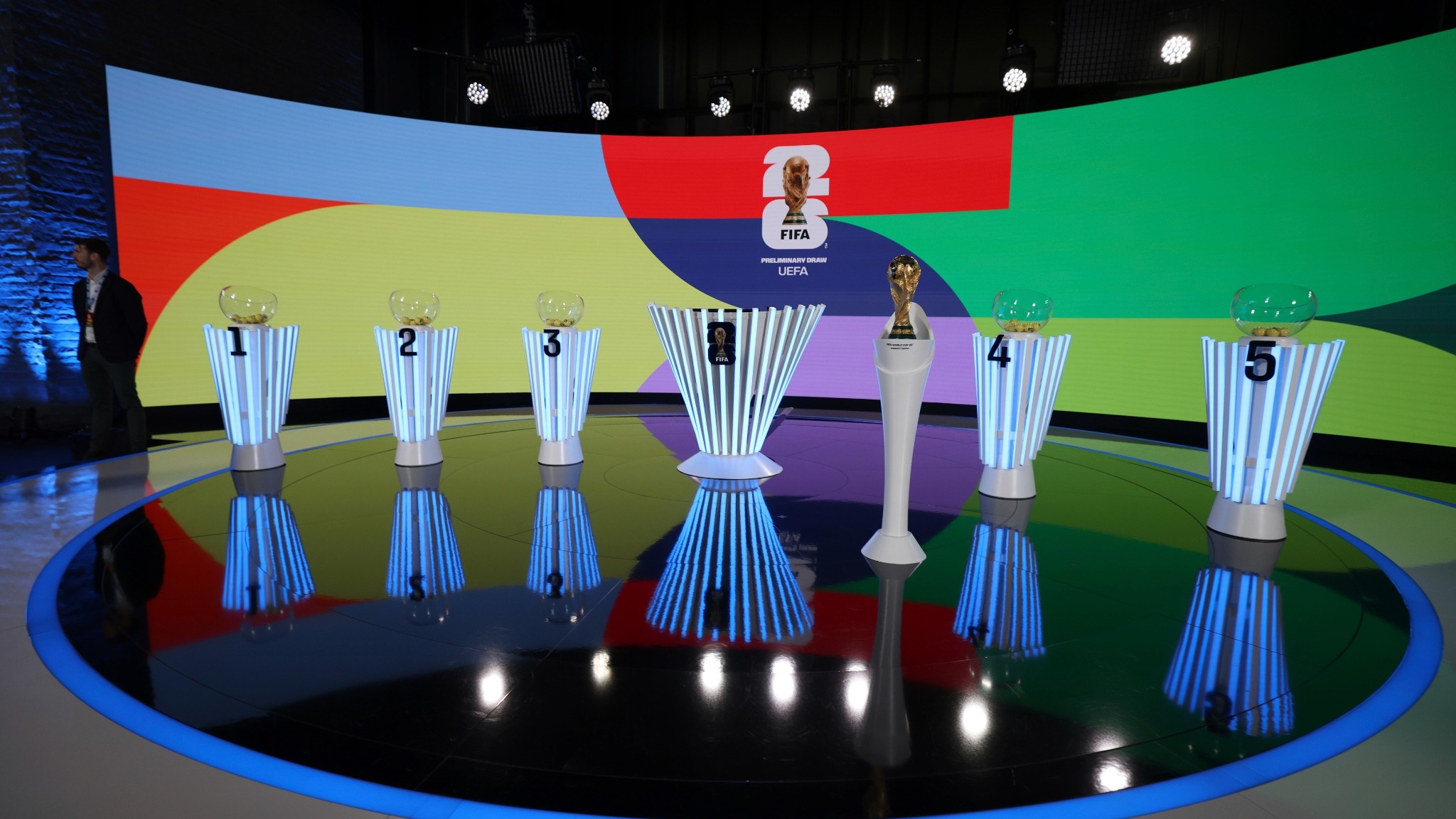 美加墨世界盃》FIFA四年狂賺130億美元，世界盃如何變成足球界印鈔機？