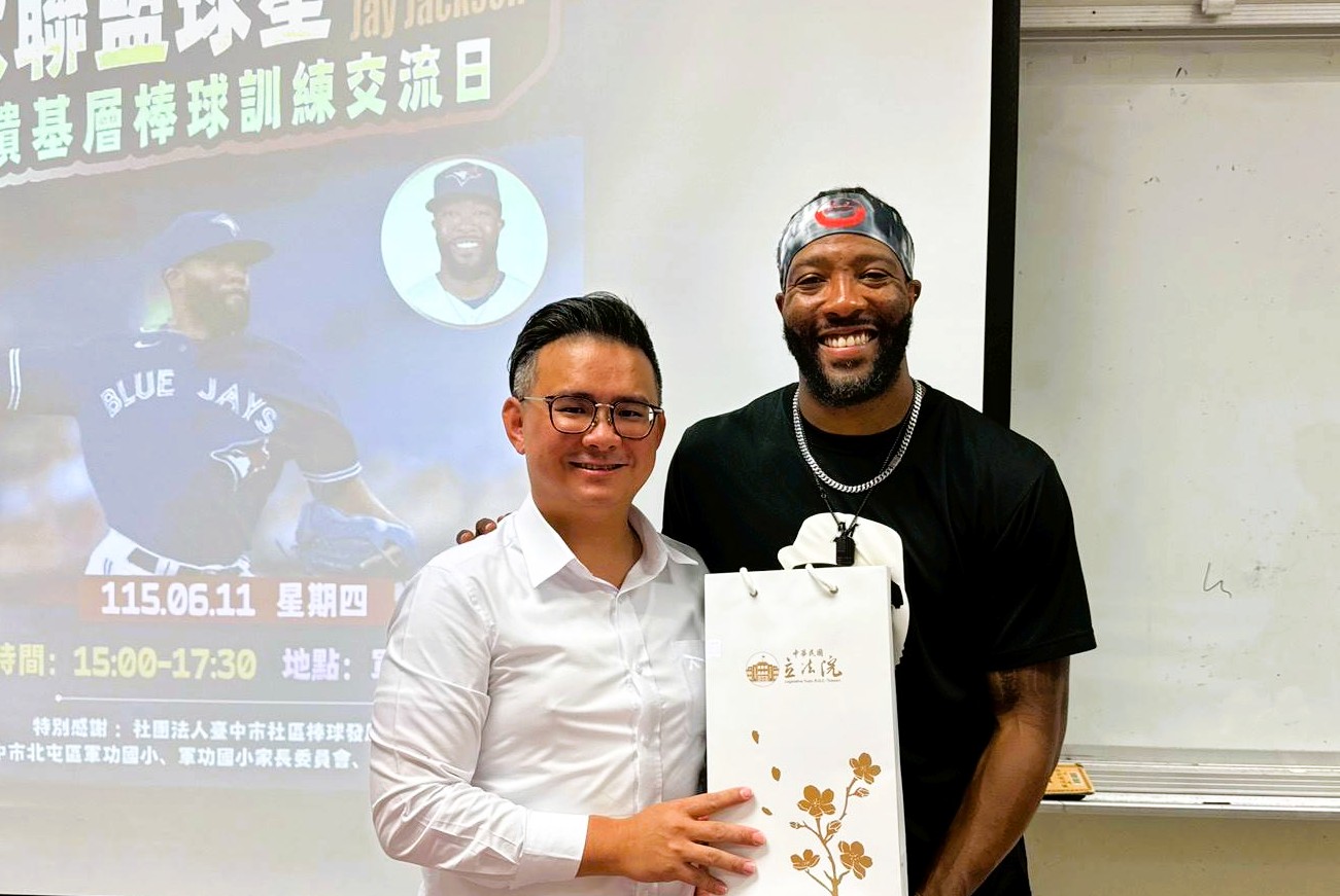 曾效力多支大聯盟球隊的退役球星傑克森（Jay Jackson）應邀到訪軍功國小棒球隊，與小球員們進行交流指導，立法委員黃健豪也特地從立法院趕回台中參與活動。(圖/黃健豪提供)