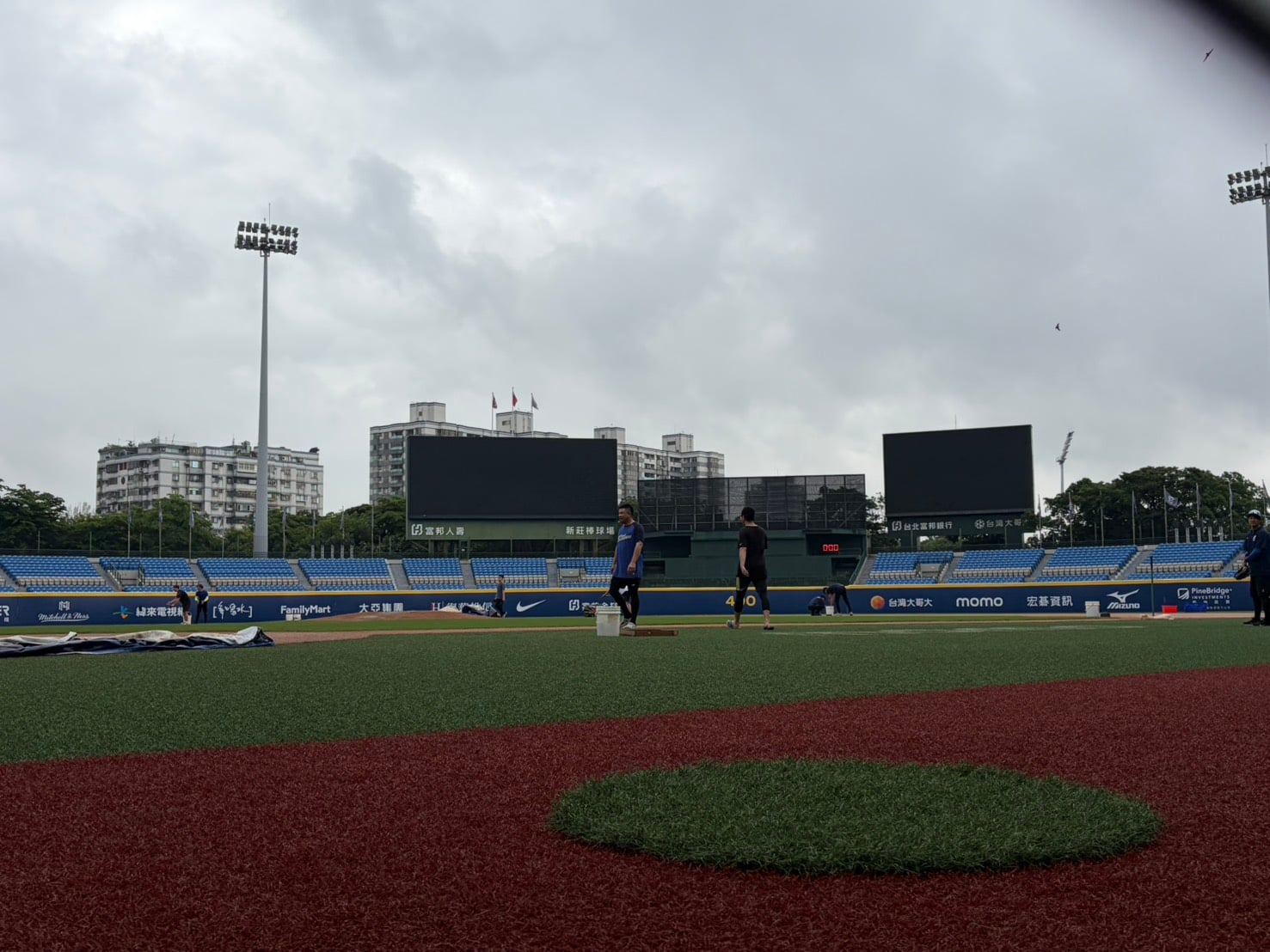中職》新莊球場周圍雨勢變小！　樂天桃猿與富邦悍將之戰拚正常開打