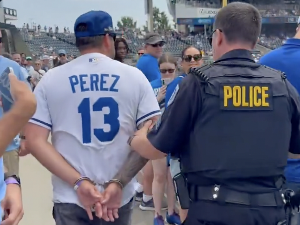 ​MLB》影／球迷為撿追平紀錄全壘打球　跳噴泉遭警方上銬帶走