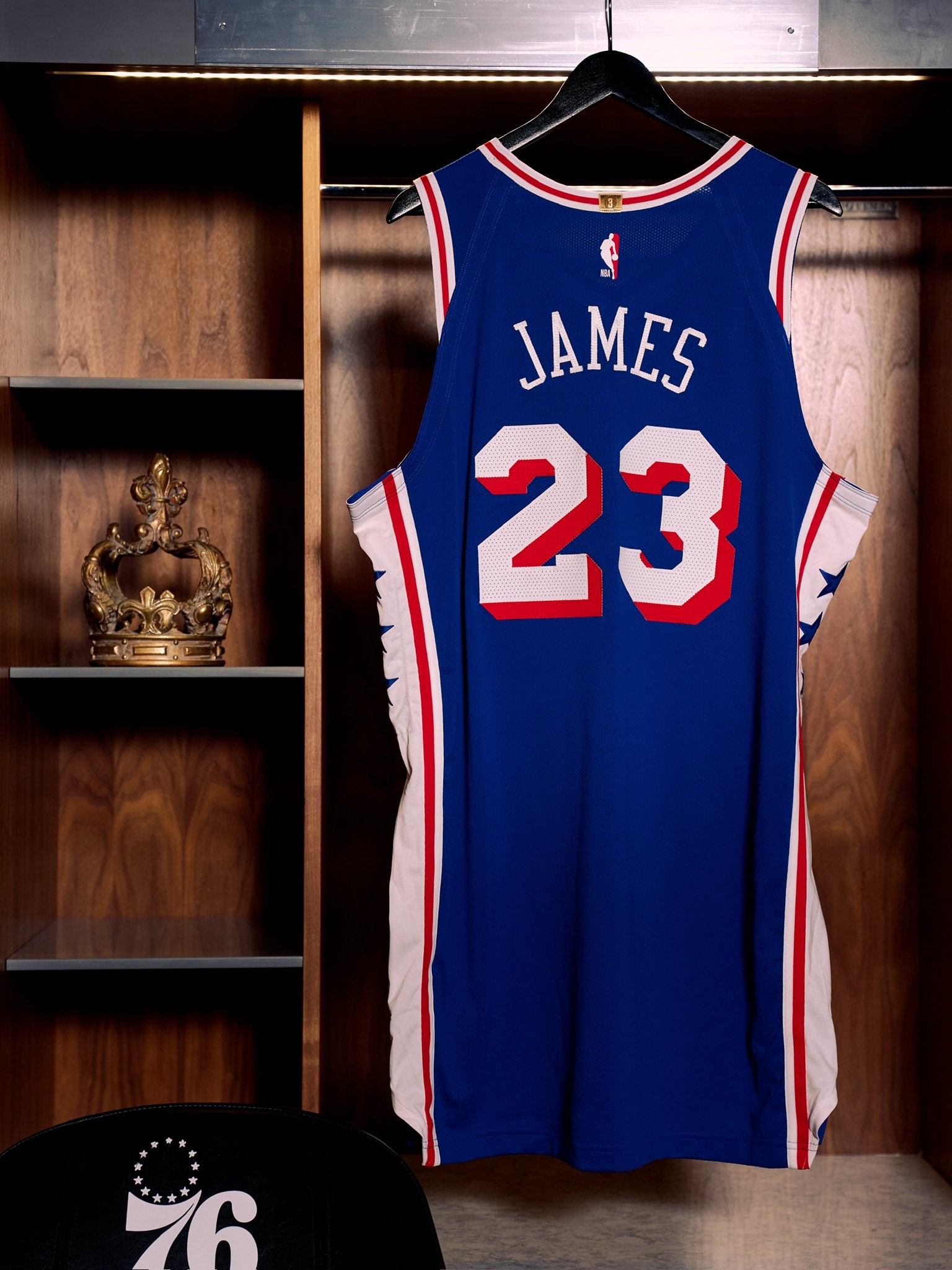 NBA》76人曬出詹皇置物櫃　王冠相伴23號球衣正式亮相